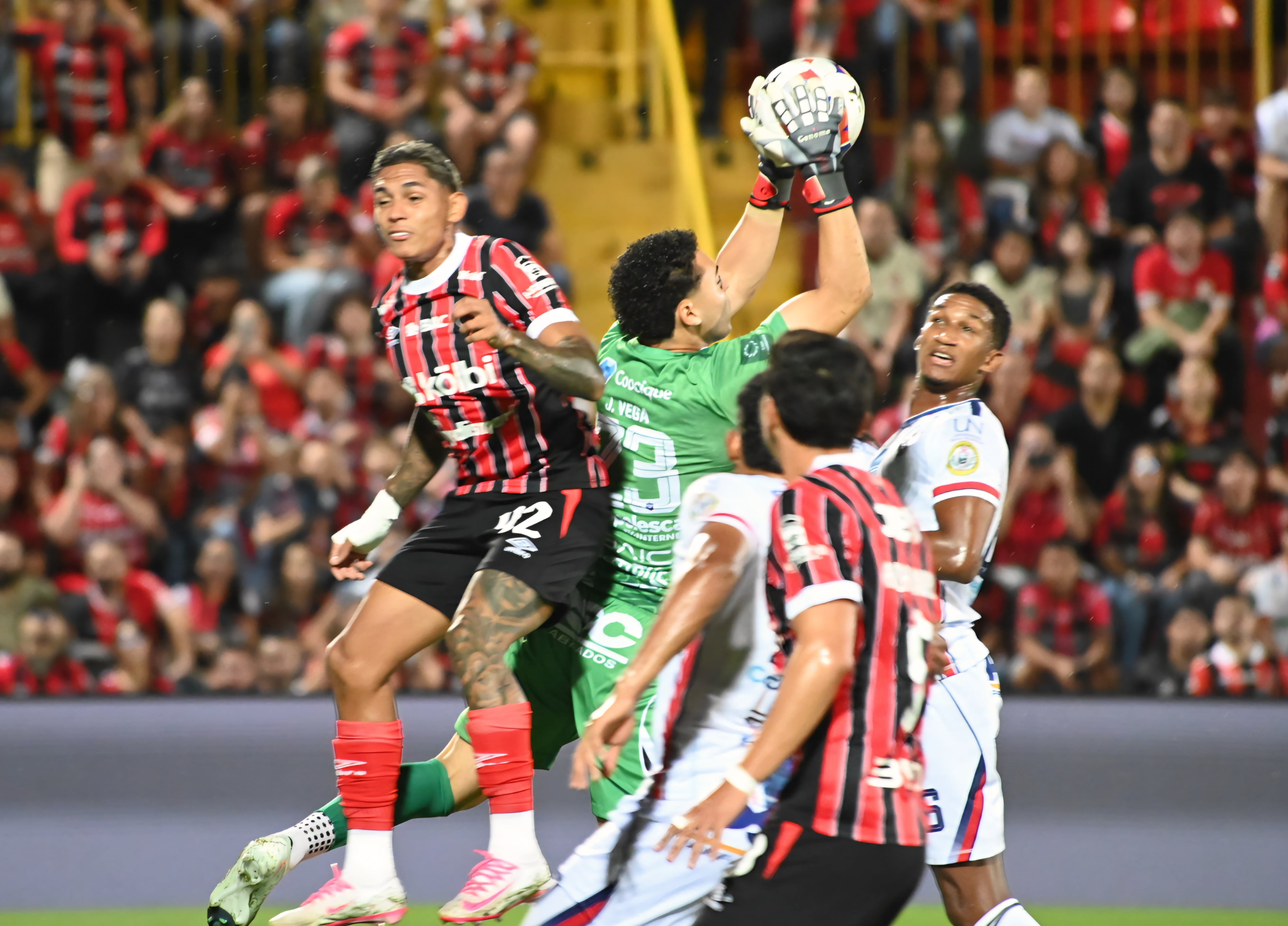 23 de agosto de 2026. Estadio Alejandro Morera Soto. 18:00 hrs. La Liga Deportiva Alajuelense juega contra la Asociación Deportiva San Carlos en partido correspondiente a la jornada 5 del Torneo de Apertura de la Liga Promérica. Otro dato relevante del juego es el retiro oficial del delantero Jonathan McDonald del fútbol. En la foto: Ismael Rescalvo técnico de la liga y Walter Centeno de San Carlos. Retiro del jugador Jonathan Mcdonald. Jugadas relevantes del partido. Foto: Albert Marin