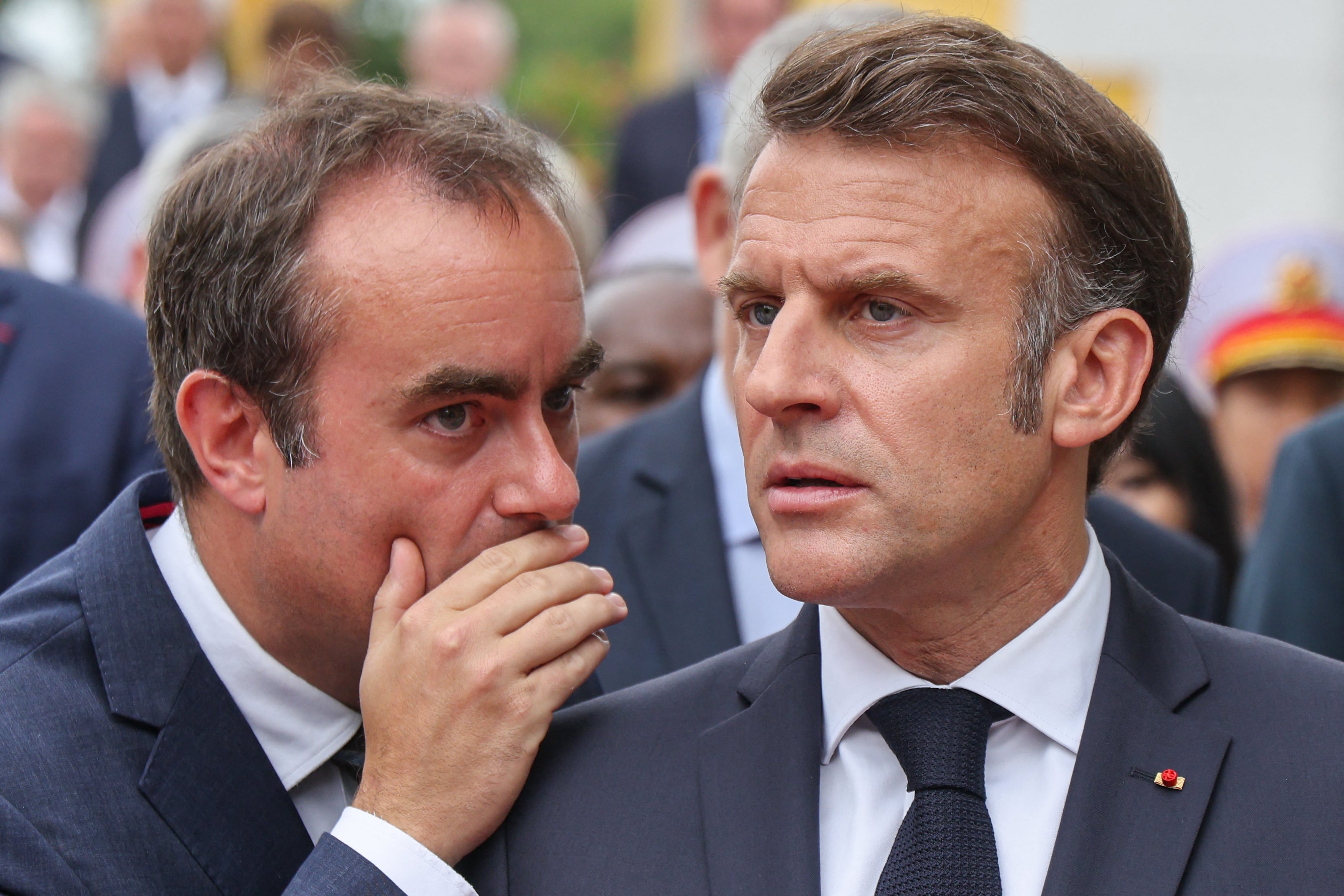 El presidente de Francia, Emmanuel Macron (der.), renovó el nombramiento de Sébastien Lecornu (izq.) como primer ministro la noche del 10 de octubre de 2025, cuatro días después de su dimisión, según anunció la presidencia en un comunicado.