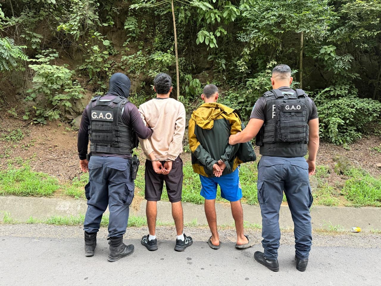 en la imagen los sujetos detenidos y el vidrio del camión roto