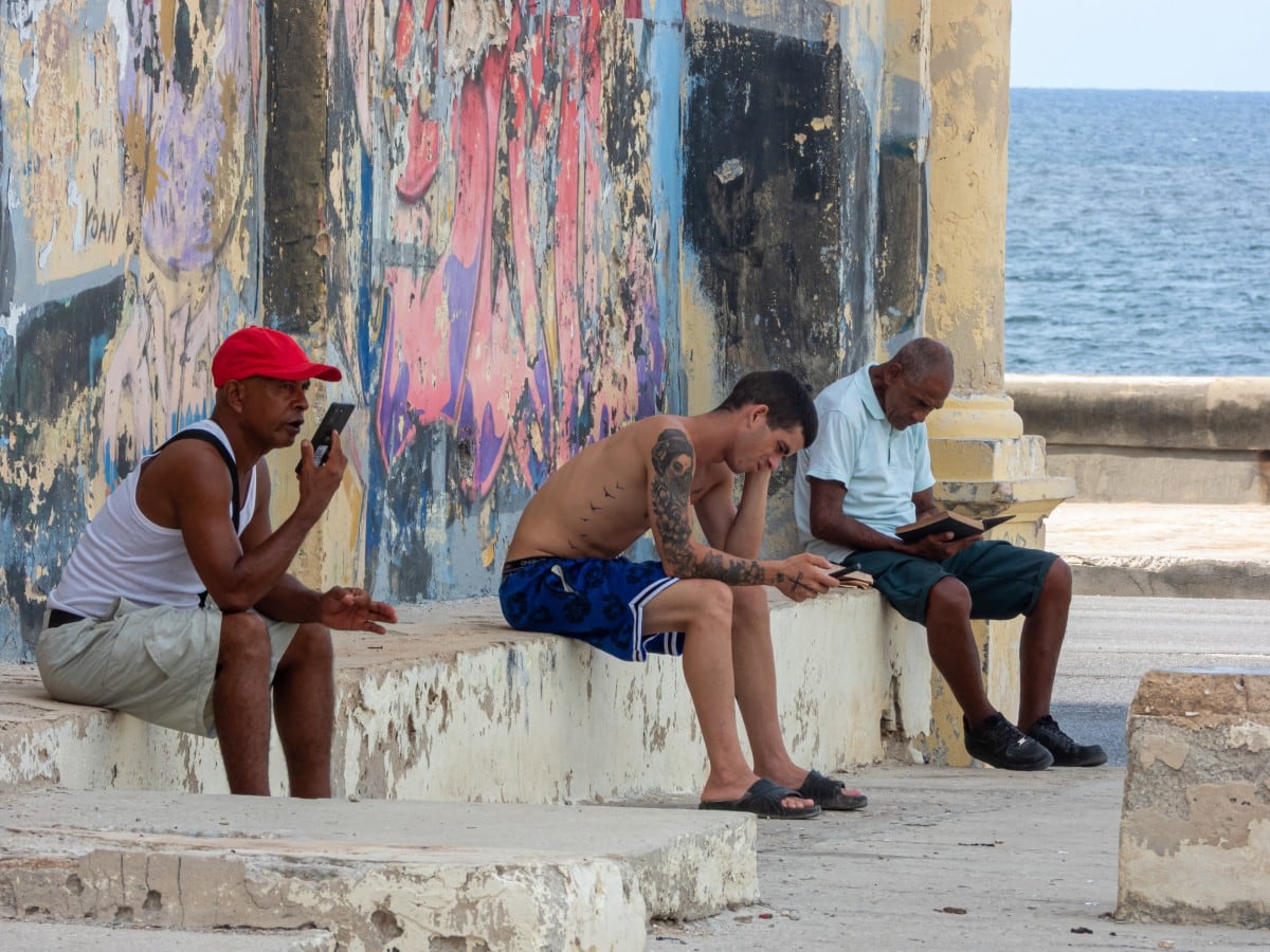 Cubanos utilizan sus teléfonos durante el último apagón en La Habana.