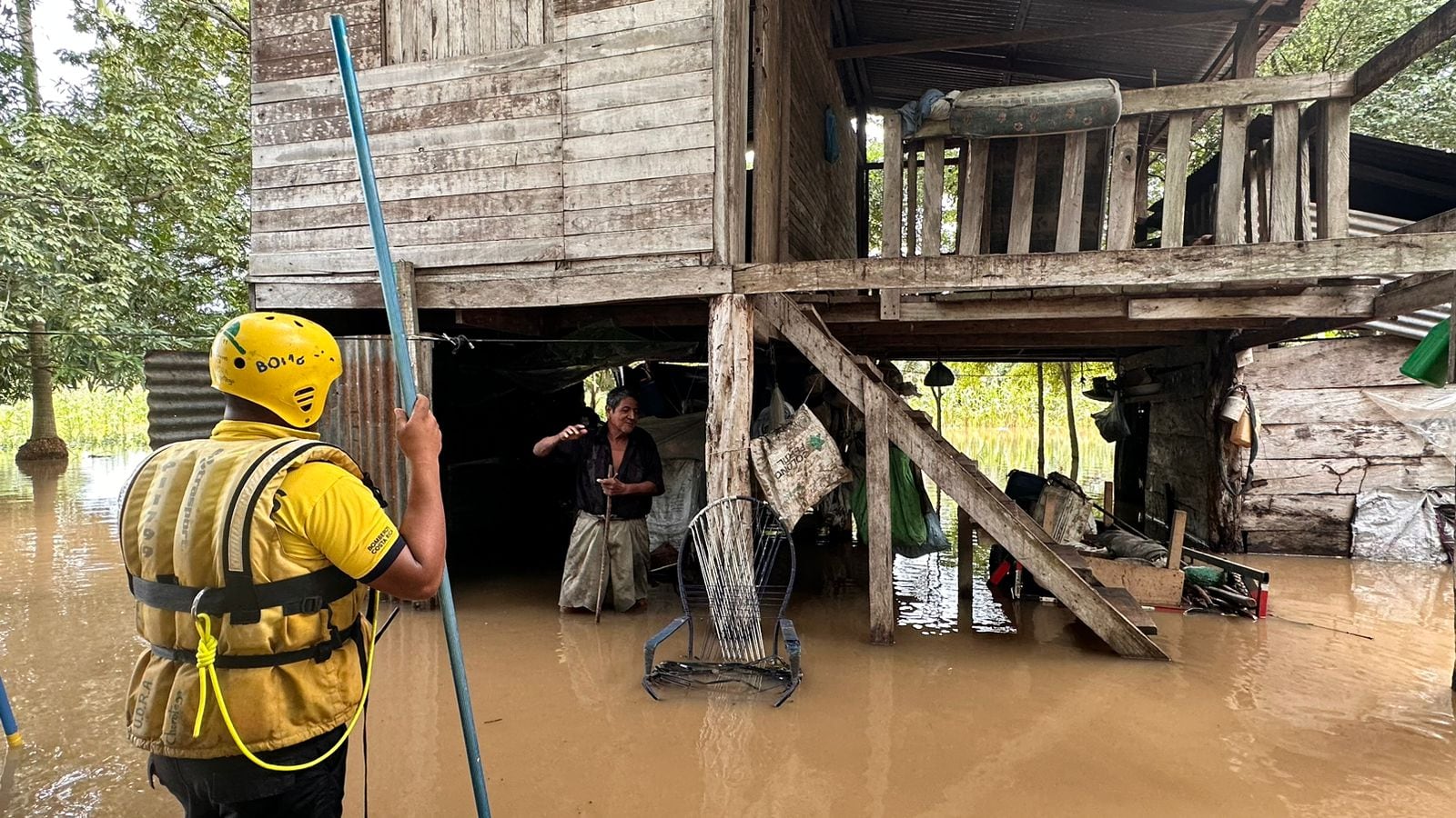 Con el agua por encima de las rodillas, muchas personas eran evacuadas este domingo ante las persistentes lluvias en Santa Cruz. Foto: Alonso Tenorio.