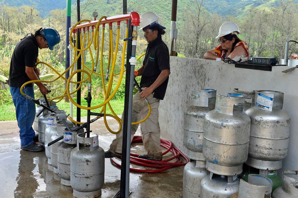 Por año, Bomberos atiende más de 6.500 casos de escapes en cilindros de gas. | RAFAEL MURILLO/ARCHIVO