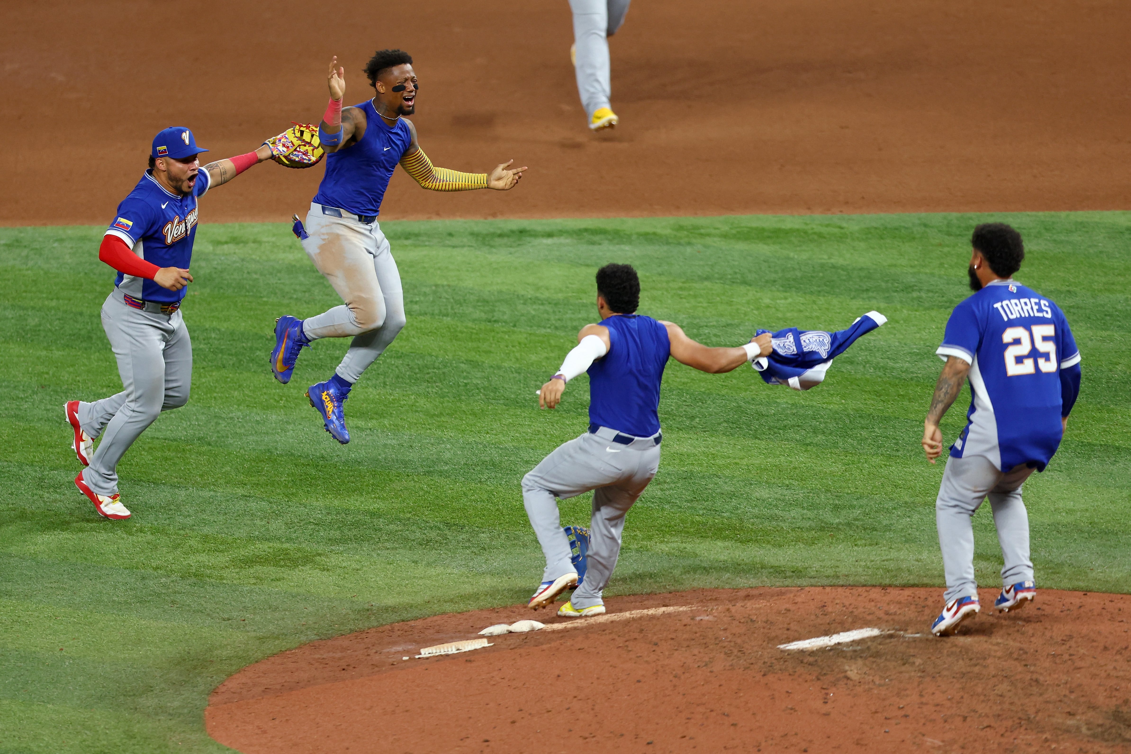 Willson Contreras, Ronald Acuña Jr., Javier Sanoja y Gleyber Torres celebran la victoria de Venezuela ante Estados Unidos en la final del Clásico Mundial de béisbol 2026.