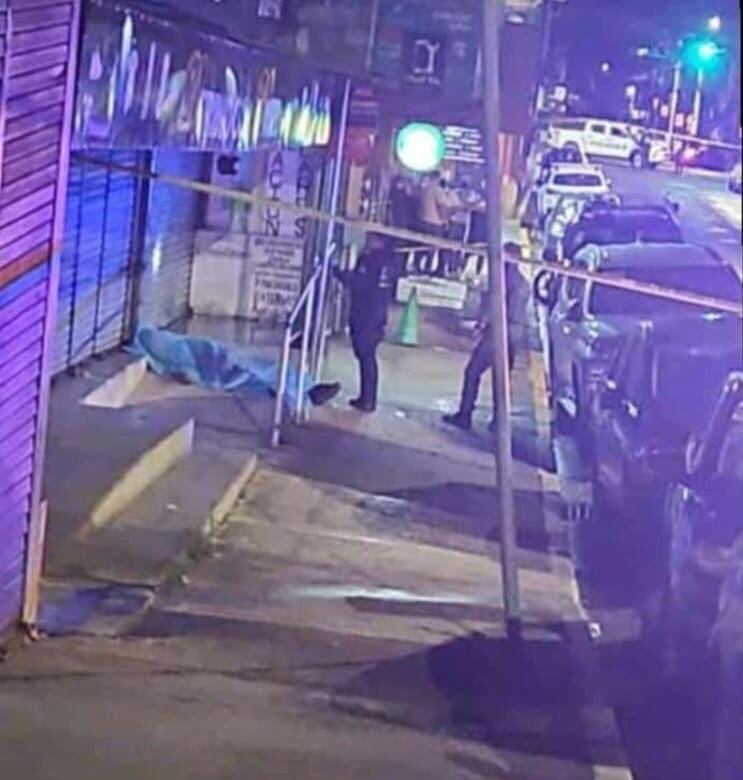 El lugar fue acordonado por la Policía mientras agentes del OIJ levantaban el cuerpo que quedó en la vía pública. Foto: Mario Cordero.