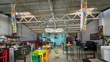 Del bar donde asesinaron a dos primos en Heredia a plaza gastronómica: Un intento por dejar atrás la historia que marcó esa cuadra