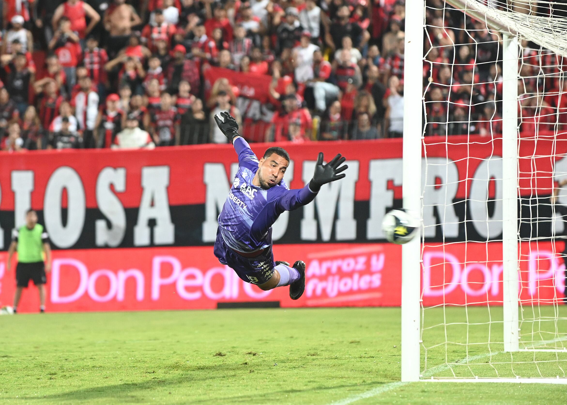 22/05/2024/ Juego entre Liga Deportiva Alajuelense vs Saprissa por el partido de ida por la final de l Liga Promerica en el estadio Alejandro Morera Soto / Foto Albert Marín