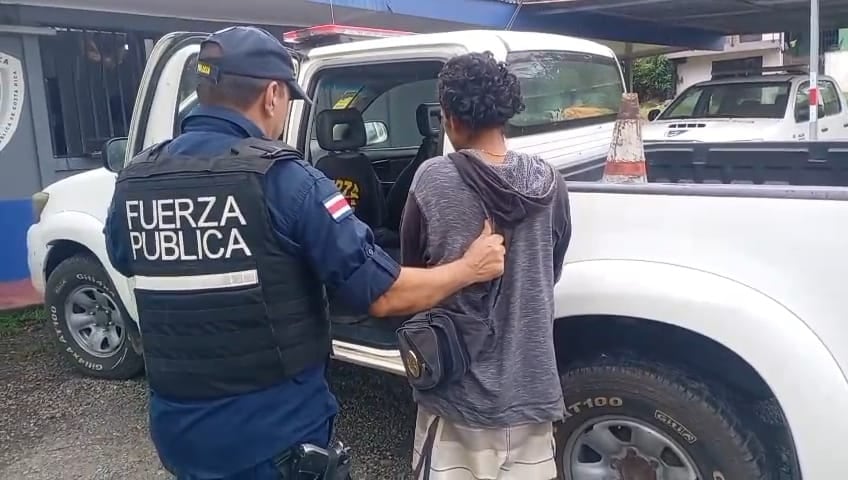 En la imagen, la fuera pública deteniendo al sospechoso