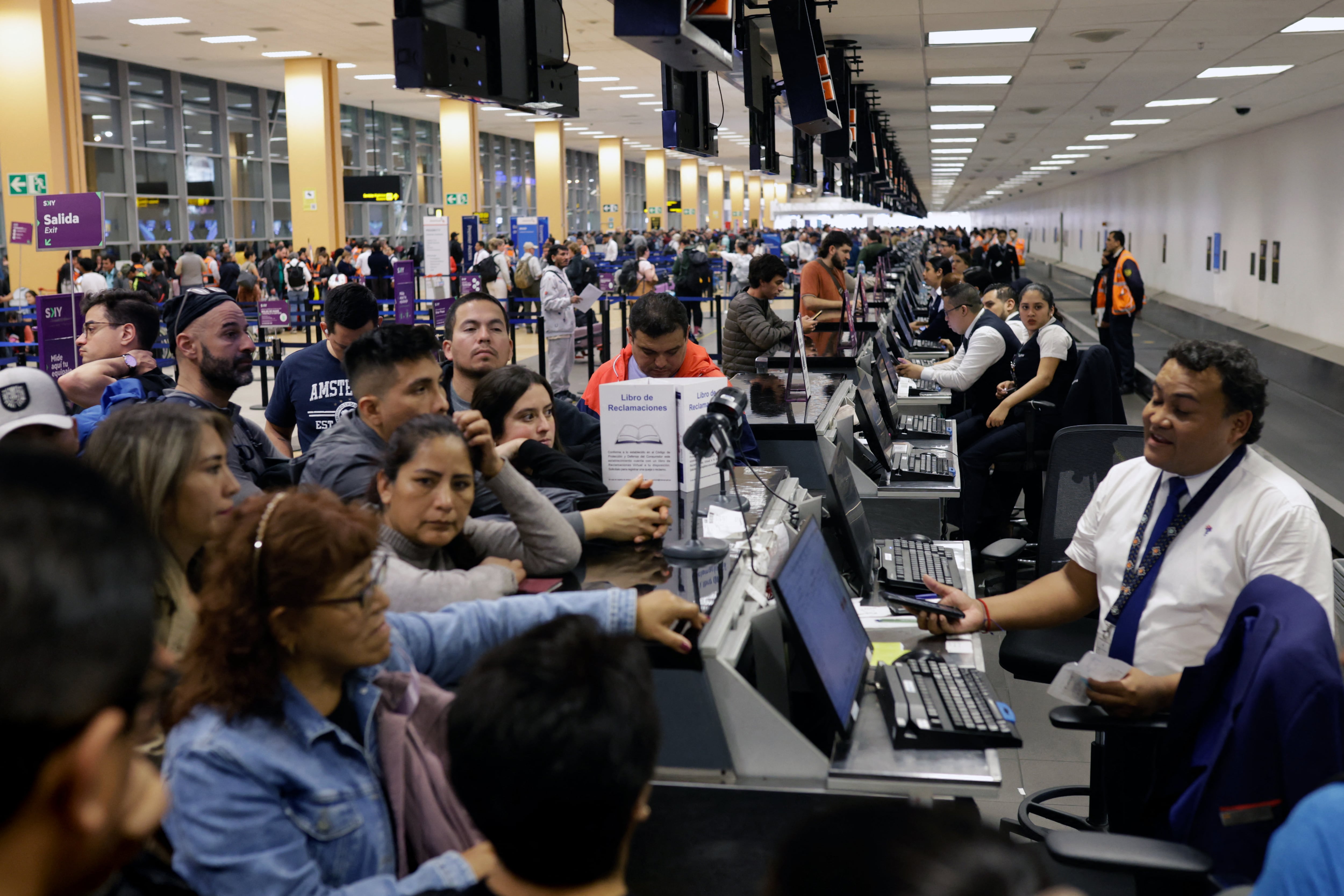 Pasajeros en aeropuerto de Perú