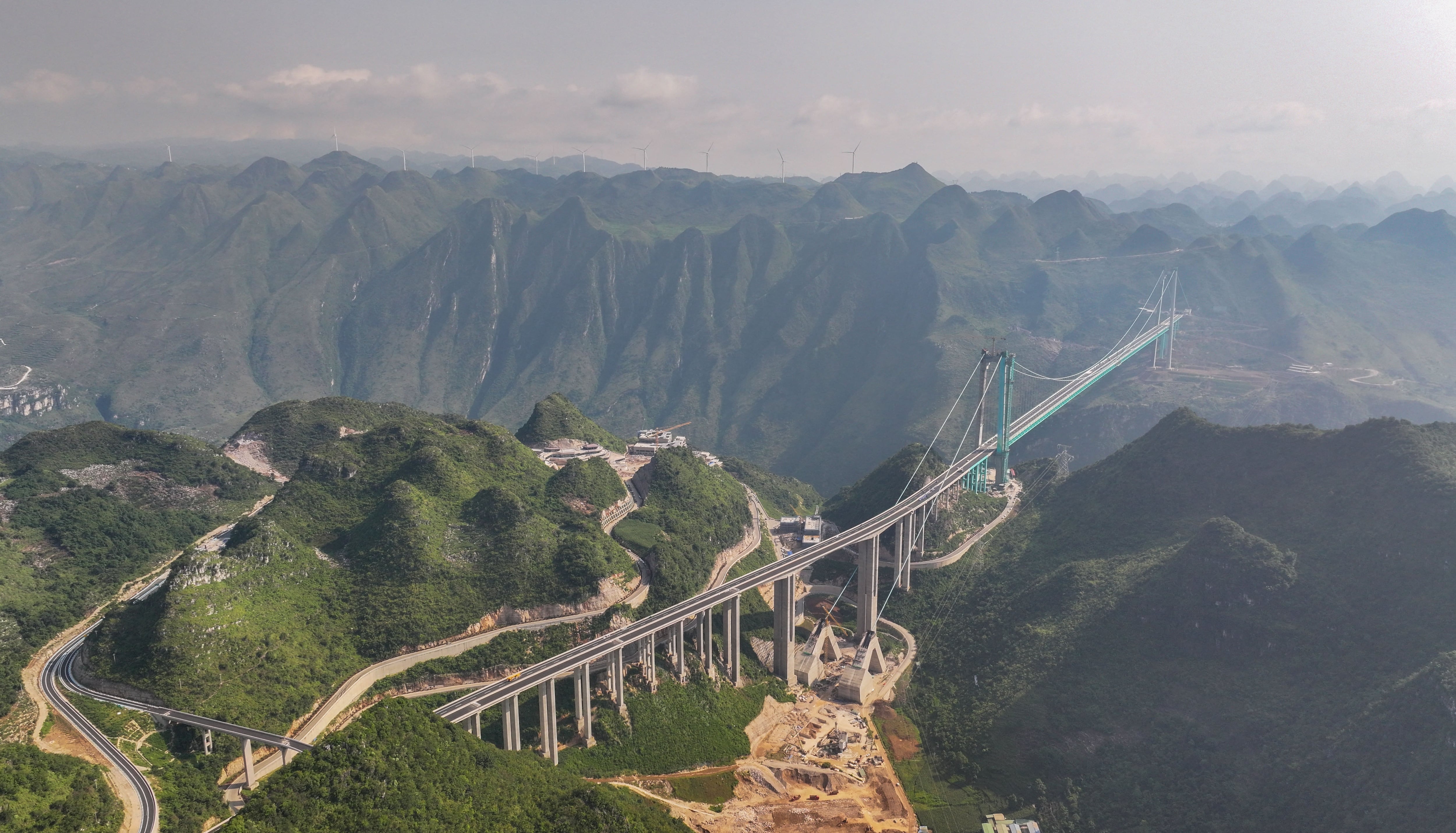 Ingenieros en China partieron una montaña para construir una autopista que reducirá trayectos y mejorará la conectividad regional.