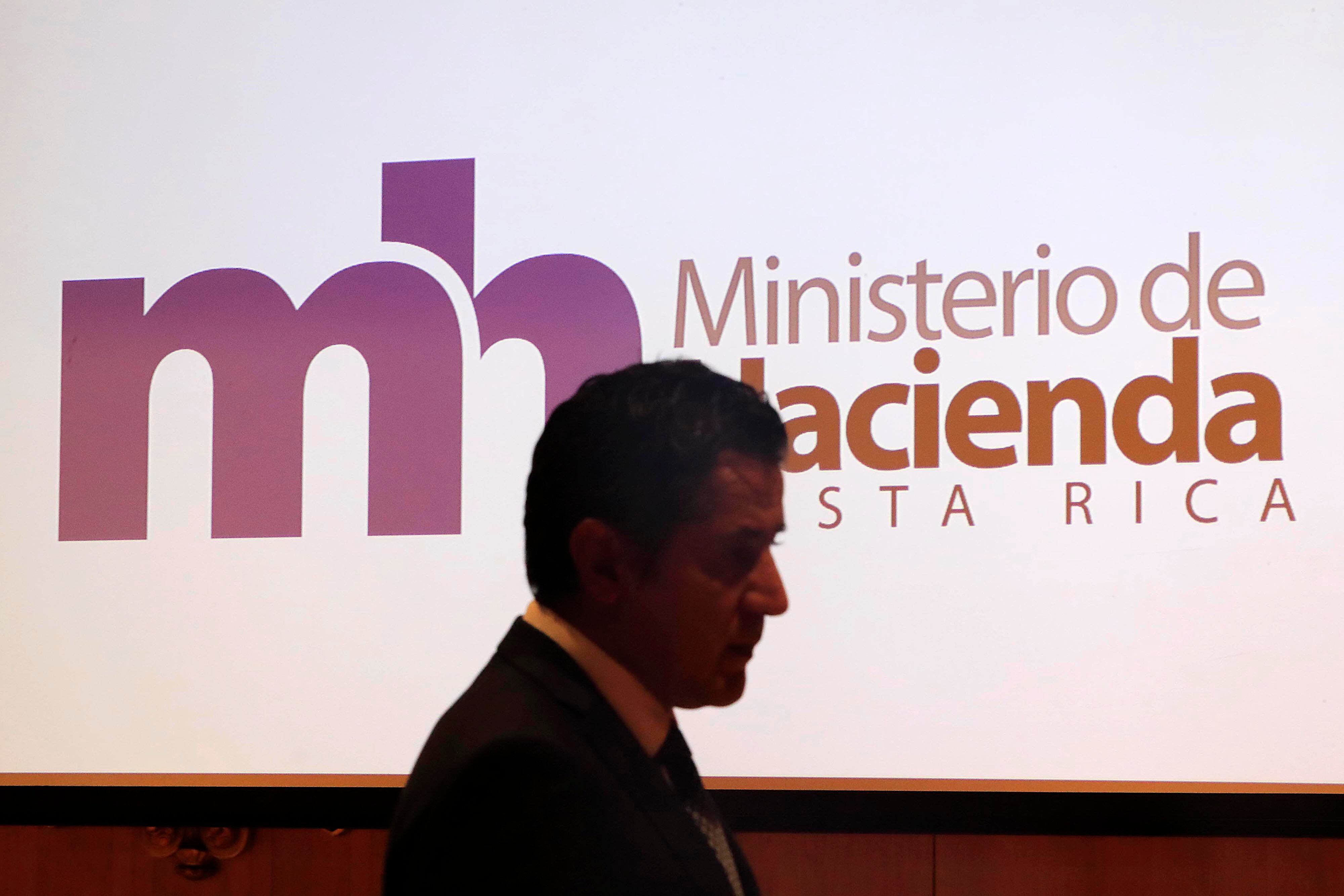 01/09/2023     Asamblea Legislativa. El ministro de Hacienda, Nogui Acosta, presentó el Proyecto de Ley Presupuesto Nacional 2024 al presidente de la Asamblea Legislativa, Rodrigo Arias, y a la presidenta de la Comisión de Hacendarios, Paulina Ramírez.