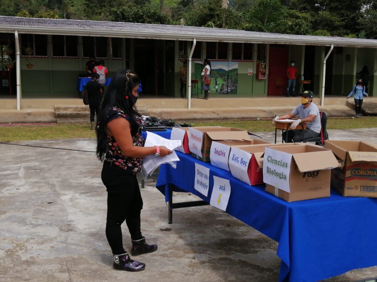 Entrega de Guías de Trabajo Autónomo por materia en el Liceo Roca Quemada, ubicado en el Territorio Indígena de Alto Chirripó. Foto cortesía Helen Villanueva