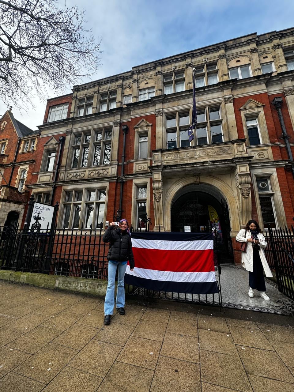 Elena Pérez muestra orgullosa su cédula tras votar en la Embajada de Costa Rica en Londres, Inglaterra.