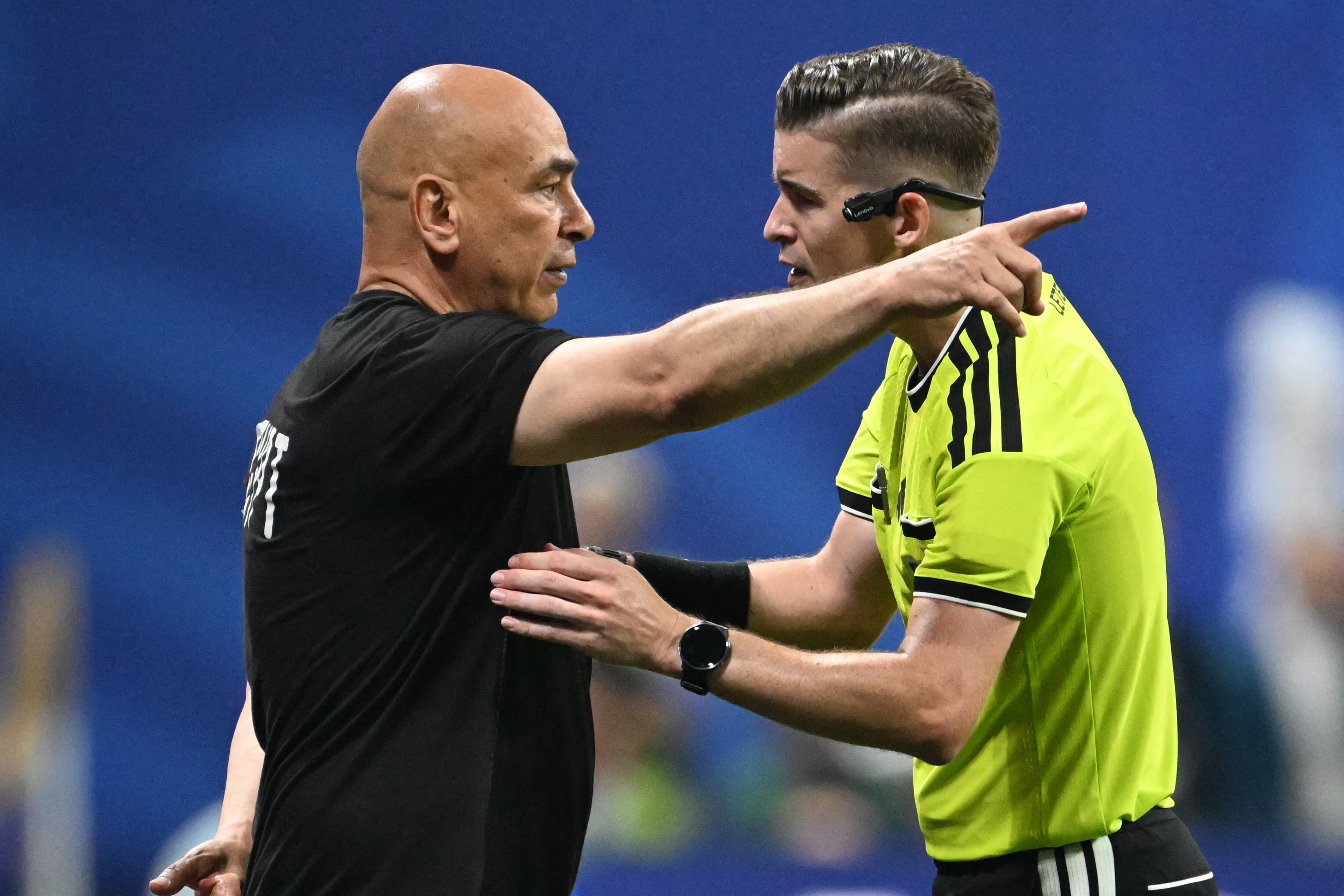 El entrenador de Egipto, Hossam Hassan, habla con el árbitro francés Francois Letexier durante el polémico partido ante Argentina por los octavos de final del Mundial 2026.