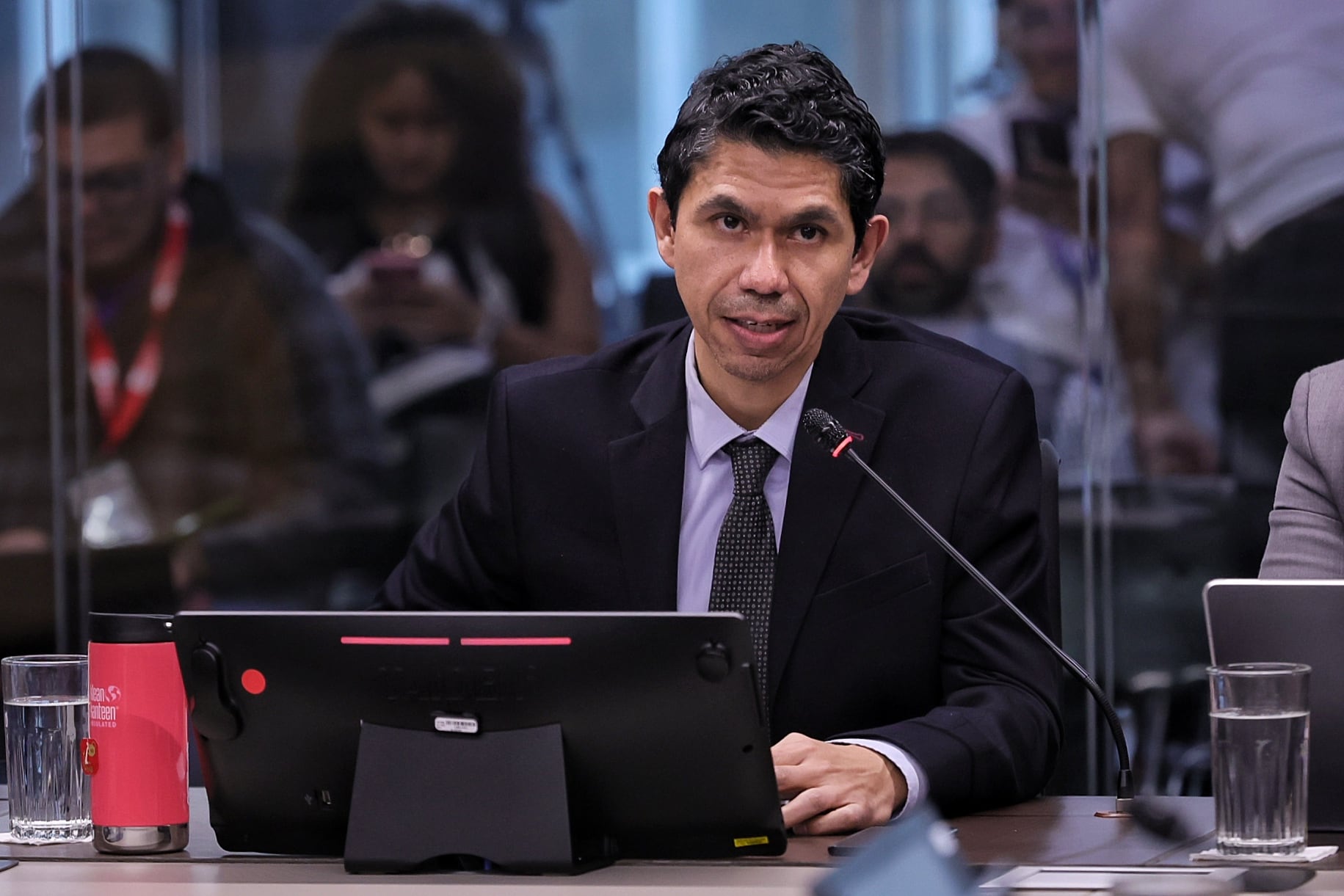 Luis Amador comparece ante diputados en la Asamblea Legislativa / Foto John Durán