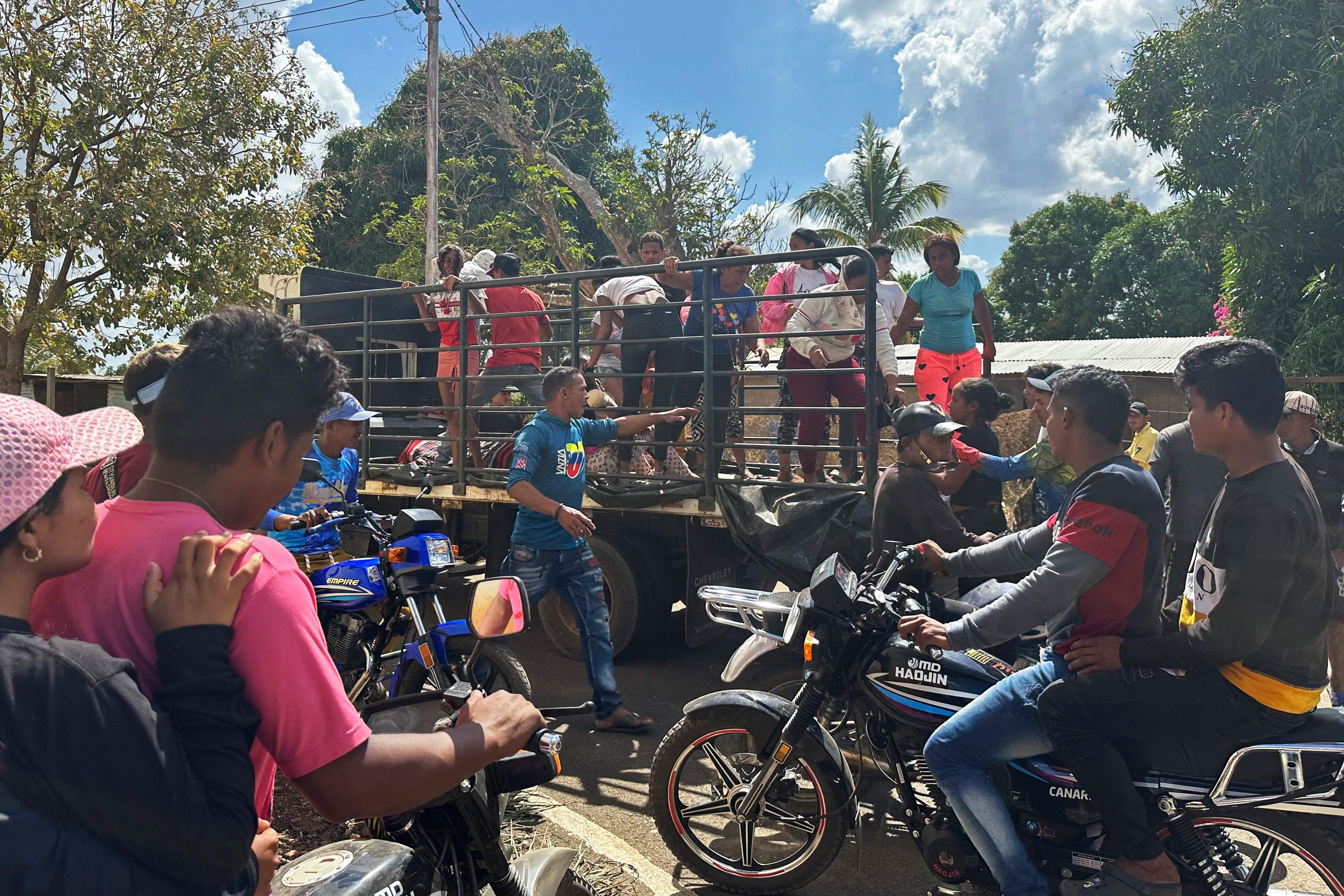 Un camión transporta a personas que trabajan en una mina ilegal que colapsó este martes en Venezuela.