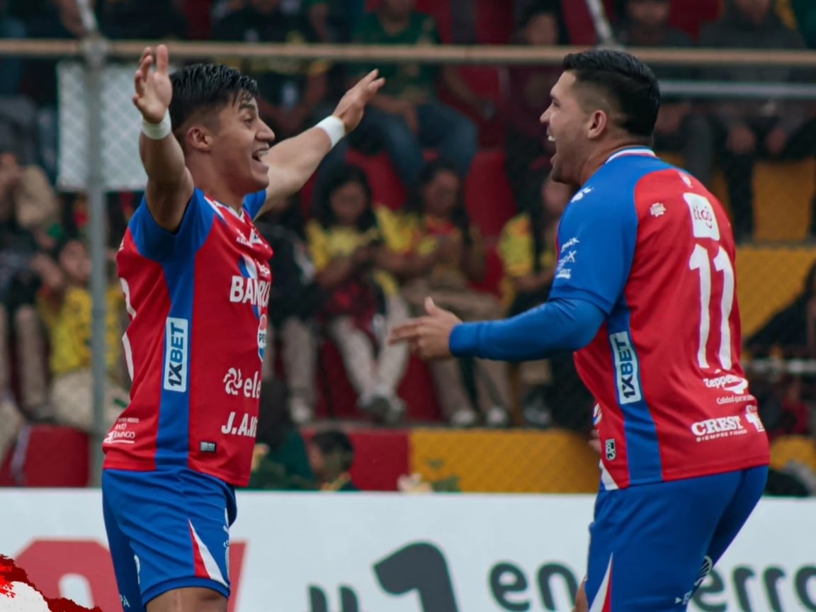 Steven Cárdenas (11) celebró un gol de Xelajú ante Marquense, en la serie semifinal del fútbol de Guatemala.