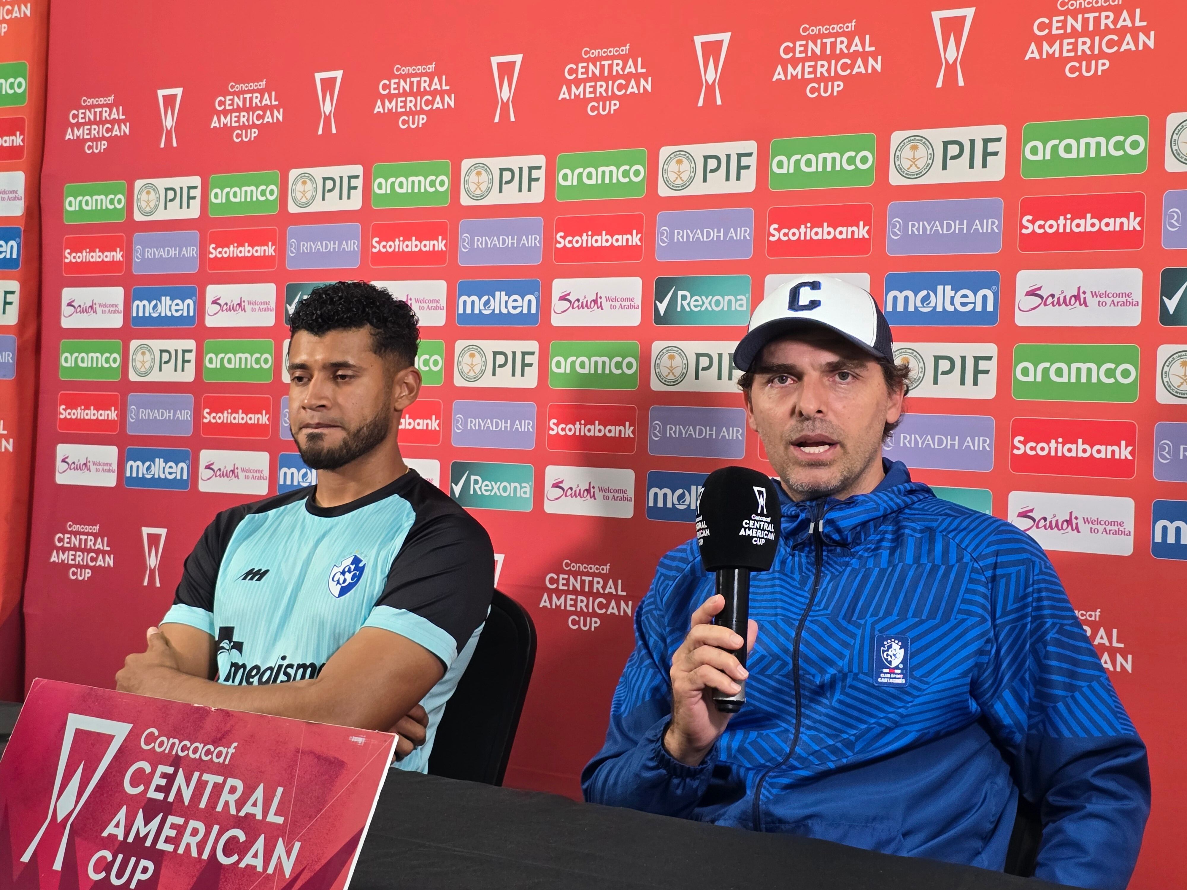 Andrés Carevic y Marcelo Pereira atendieron a los medios de comunicación en el Estadio 'Chelato' Uclés, en Tegucigalpa.