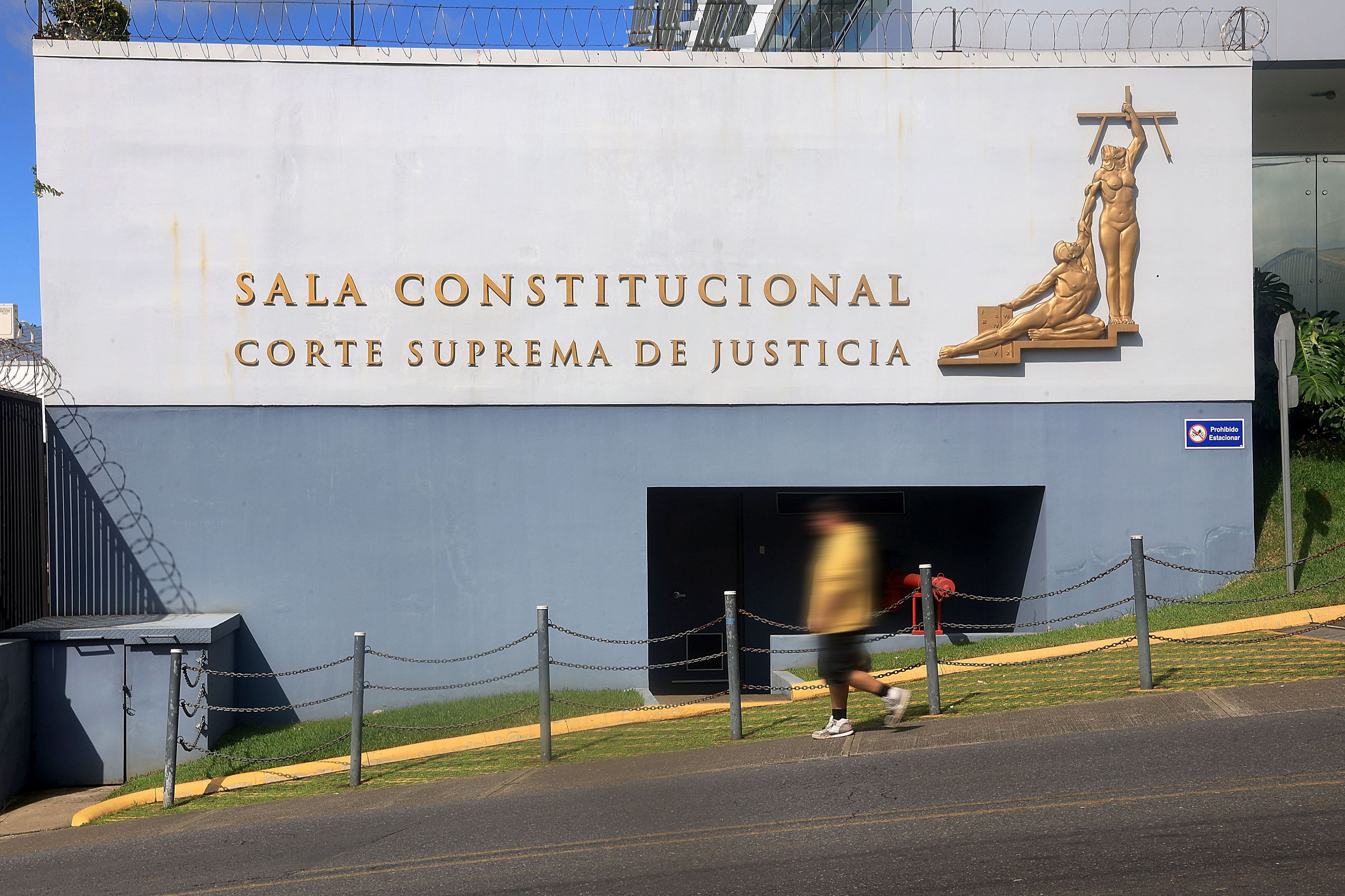 Fachada de la Sala Constitucional de la Corte Suprema de Justicia con el logo y escultura representativa, simbolizando la justicia en Costa Rica.