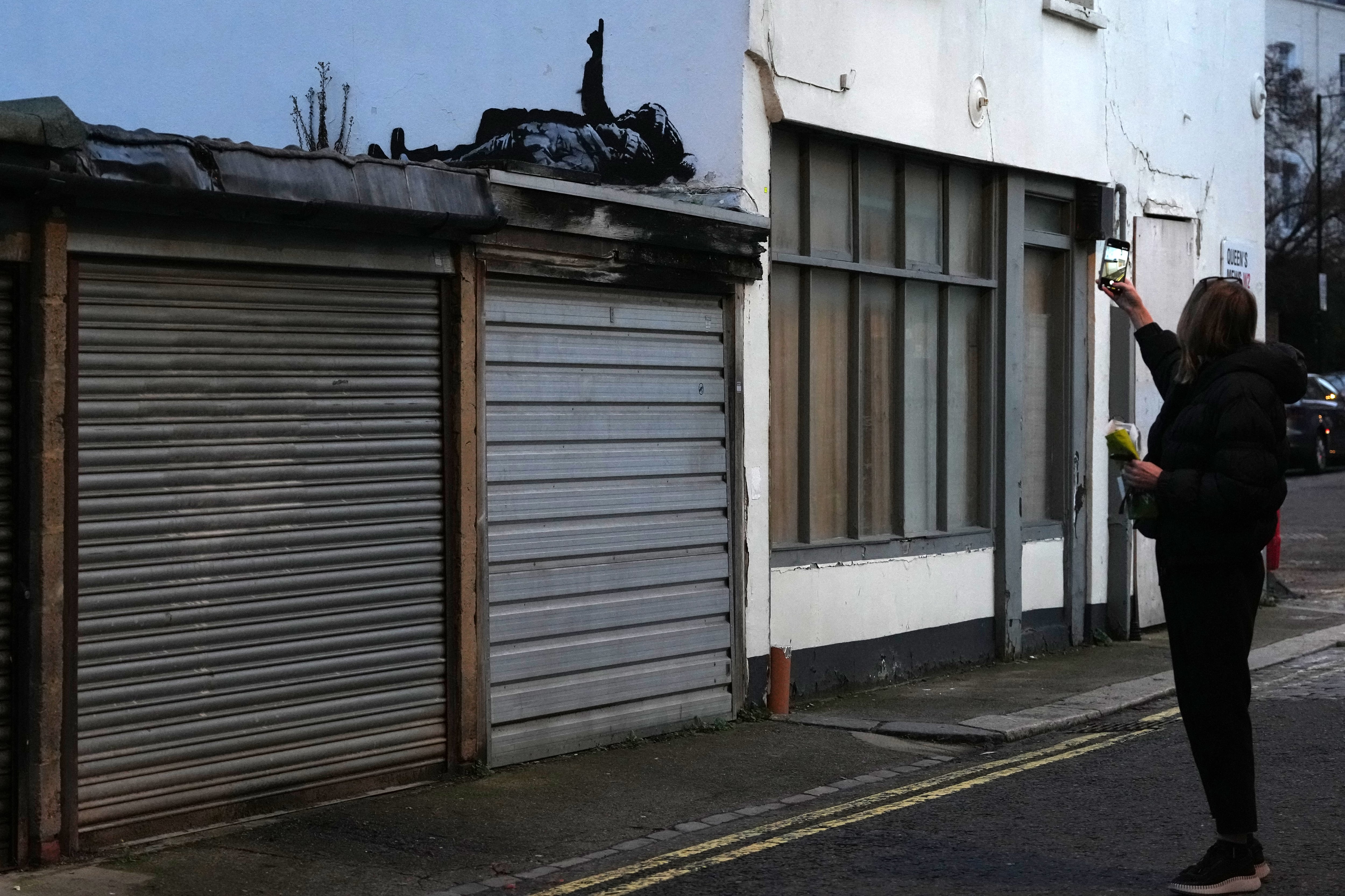 Banksy exhibió un mural en Bayswater y dejó abierta la incógnita sobre otra obra similar descubierta en el centro de Londres.