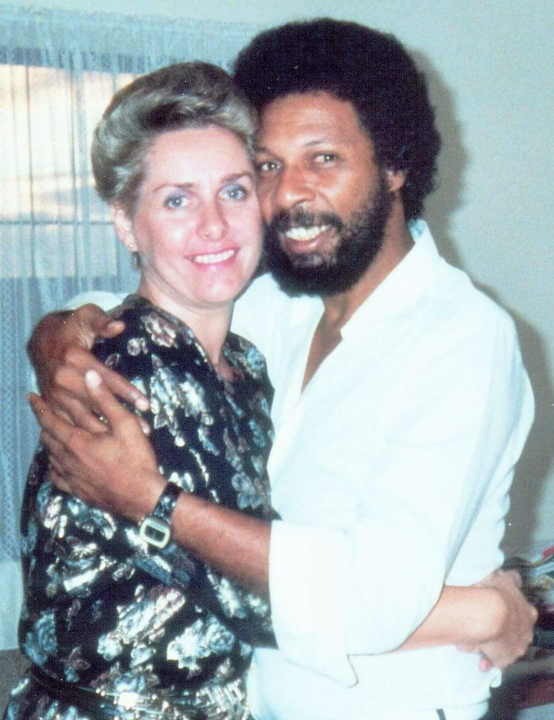 Johnny Dixon abrazando a su esposa Kira Dagmar.