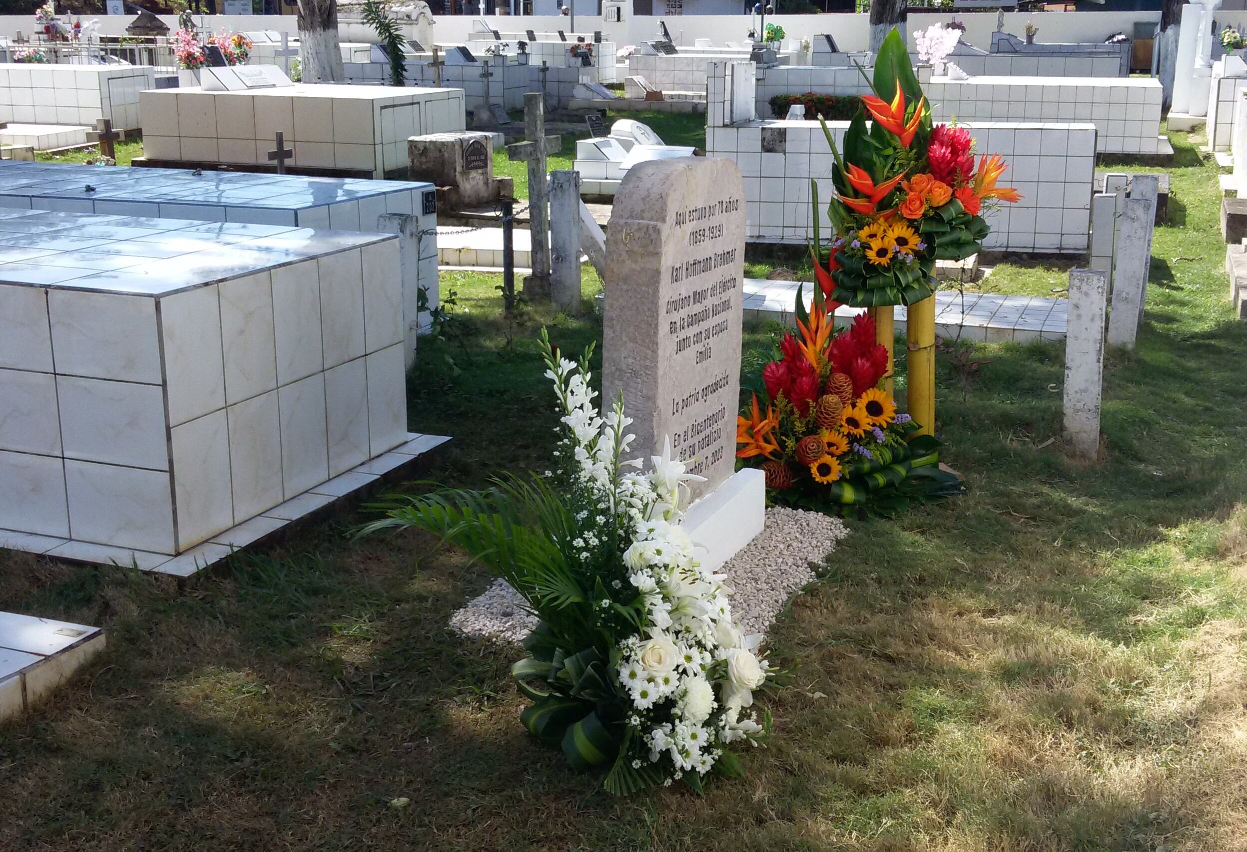 Vista completa de la inscripción en la lápida, erigida al lado de donde estuvieron enterrados los esposos Hoffmann.