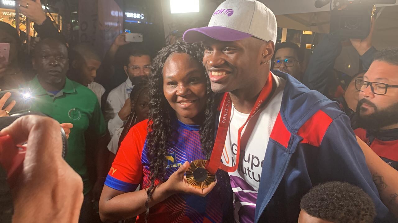 Sherman Guity y su mamá, Ana Guity, en Avenida Escazú durante el recibimiento del atleta de los Juegos Paralímpicos París 2024.