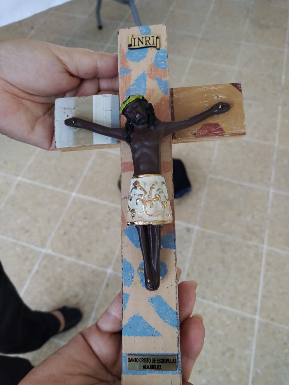 Las celebraciones en honor al Santo Cristo de Esquipulas en Alajuelita, tienen varios ingredientes especiales este 2023, uno de ellos es super histórico: se podrán comprar crucifijos con la imagen de El Negrito, como le dicen de cariño los devotos del Cristo de Esquipulas, la cual estará sobre una cruz de madera de más de 100 años.