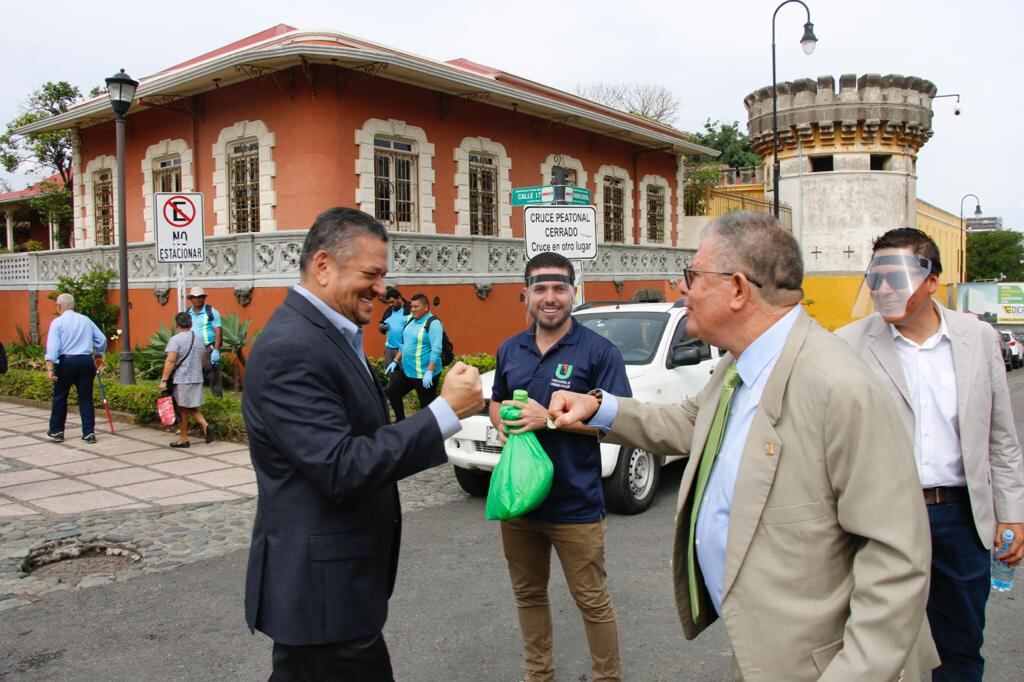 Alcaldes en pelota se manifiestan frente a la Asamblea Legislativa