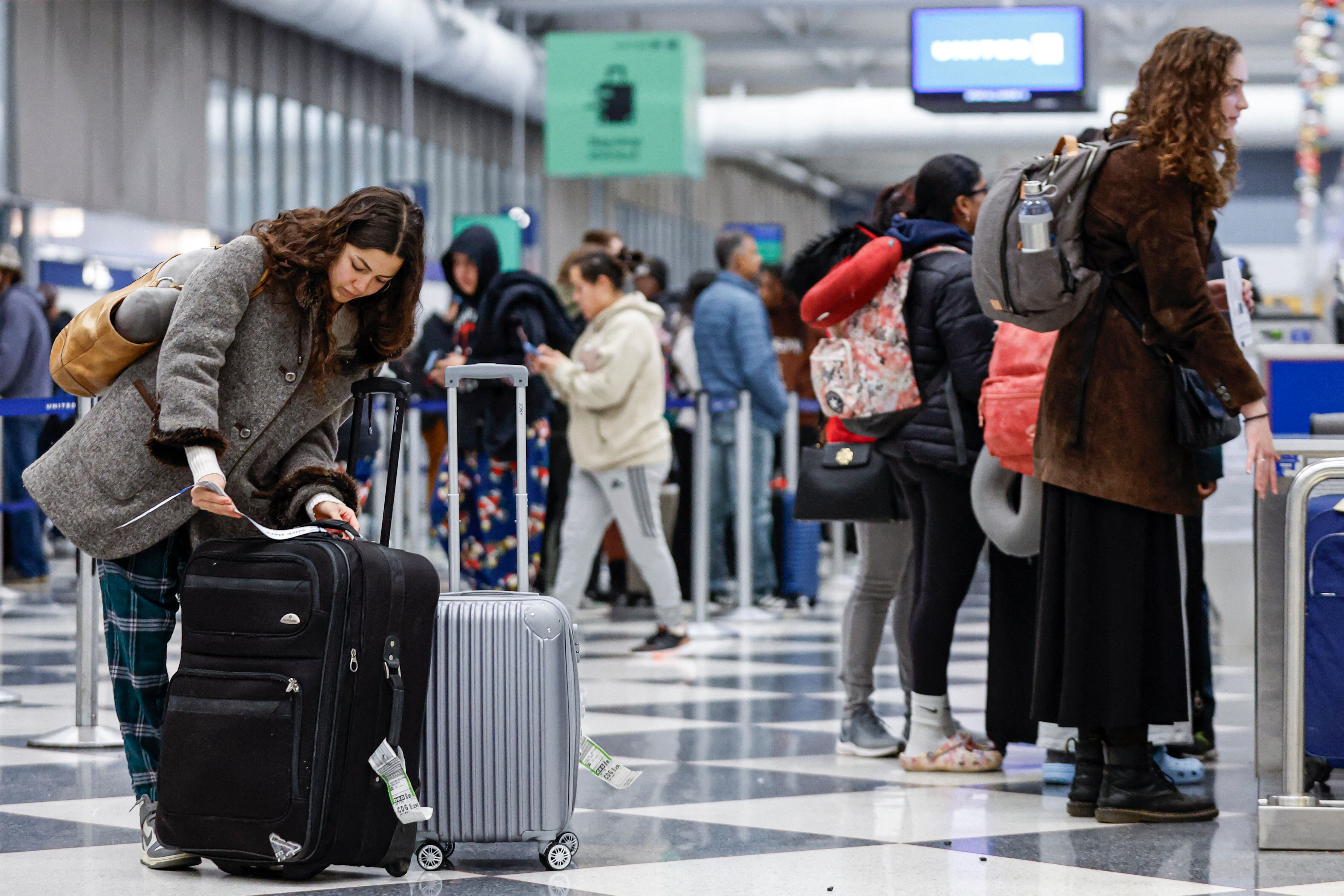 Pasajeros esperando en fila en un aeropuerto, destacando la recuperación del turismo global en 2024 tras la pandemia.