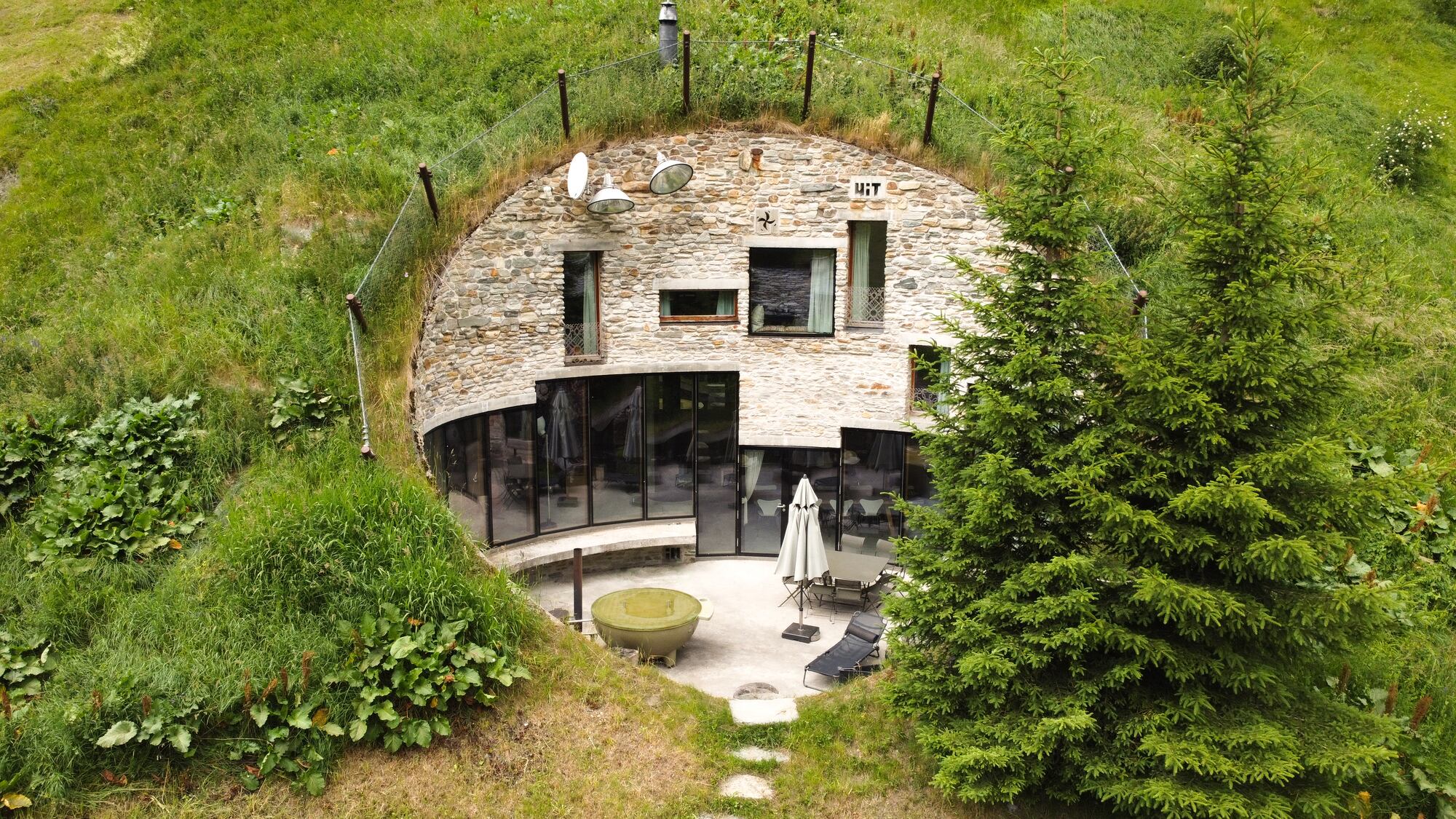 Descubra Villa Vals: Una casa subterránea en Suiza, integrada en la montaña, con capacidad para diez personas y disponible para alquiler vacacional.