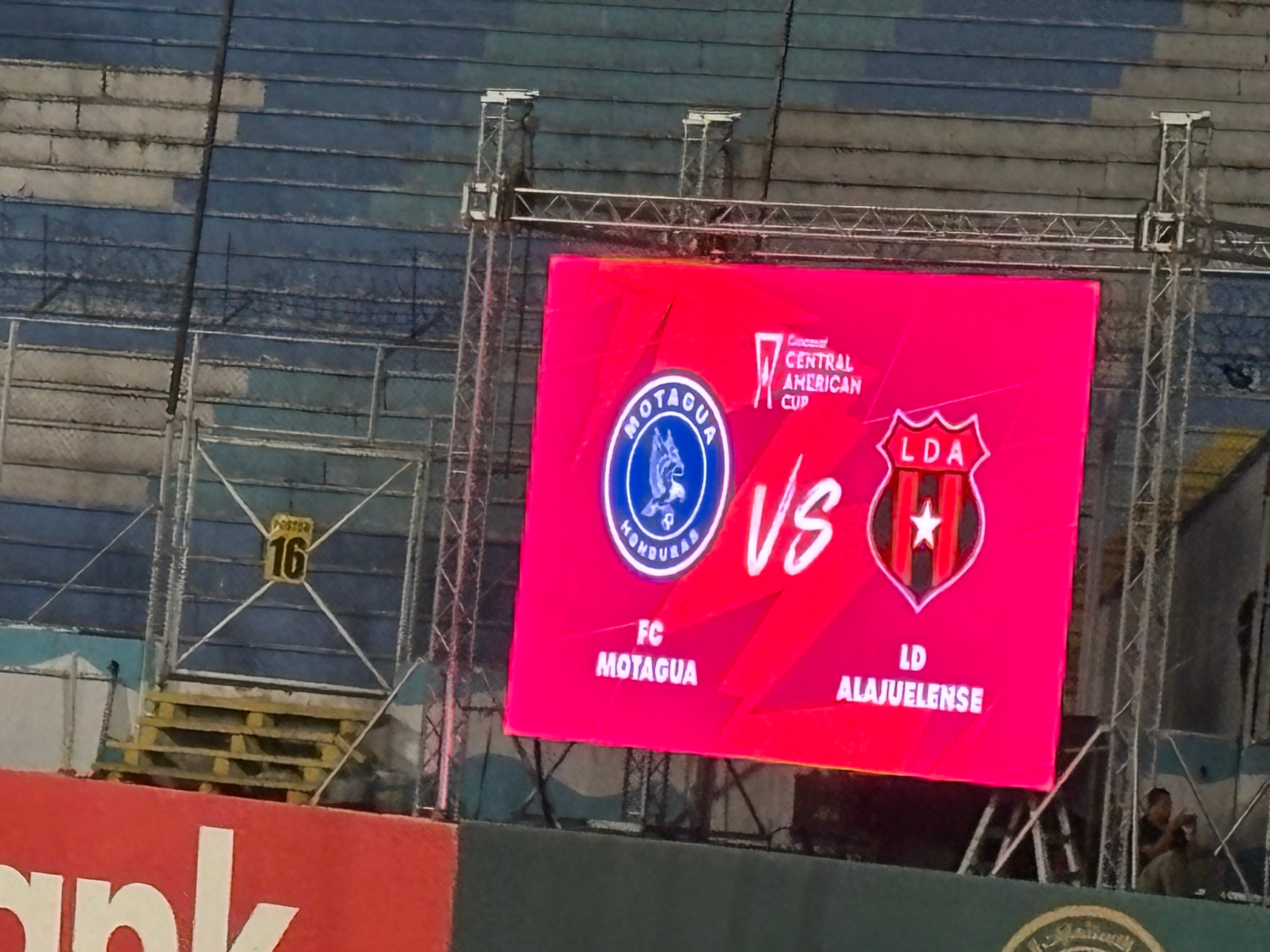 Liga Deportiva Alajuelense llegó al Estadio 'Chelato' Uclés a las 6:25 p. m.