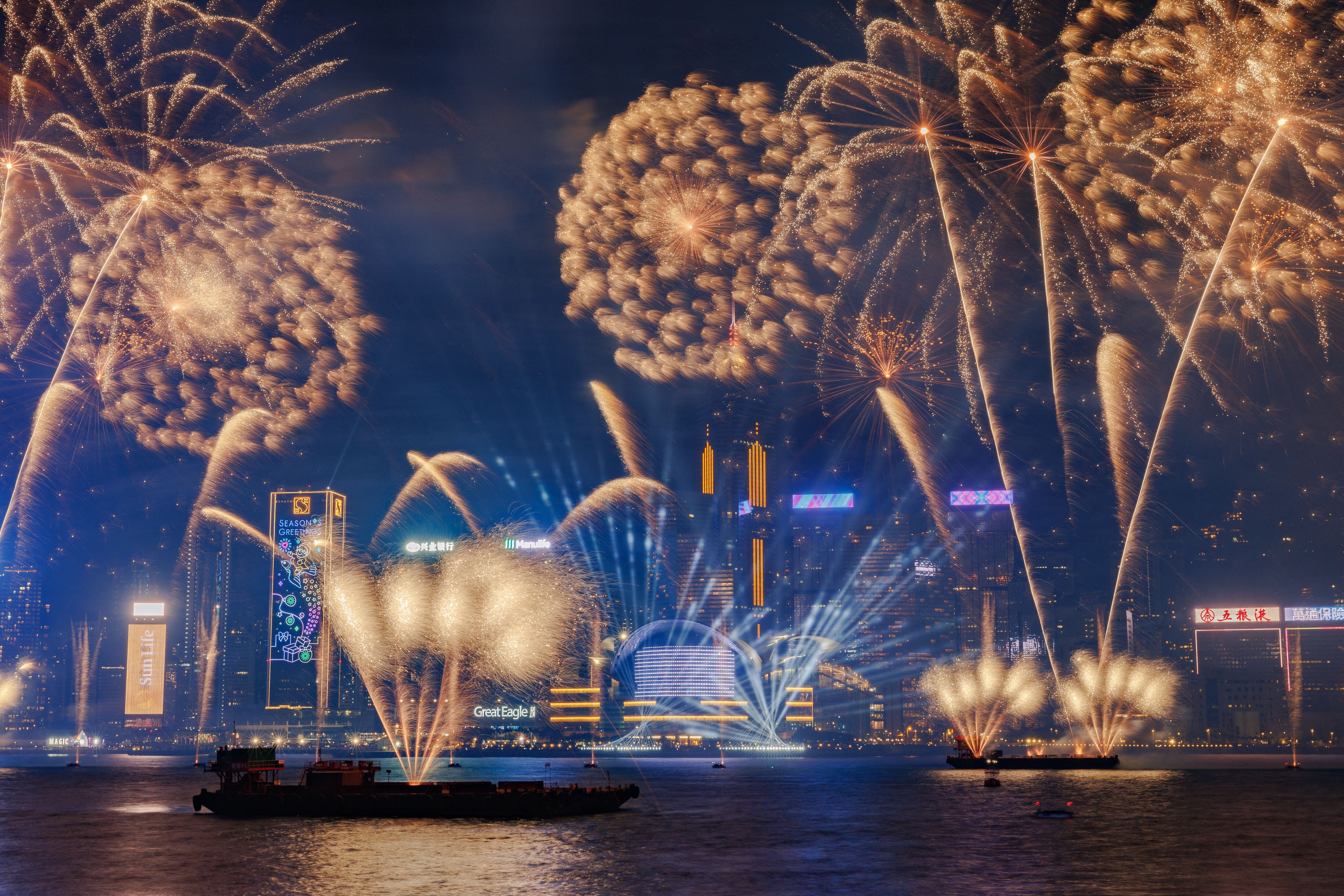 Juegos pirotécnicos en el puerto de Victoria, en Hong Kong, China, para recibir el 2025.