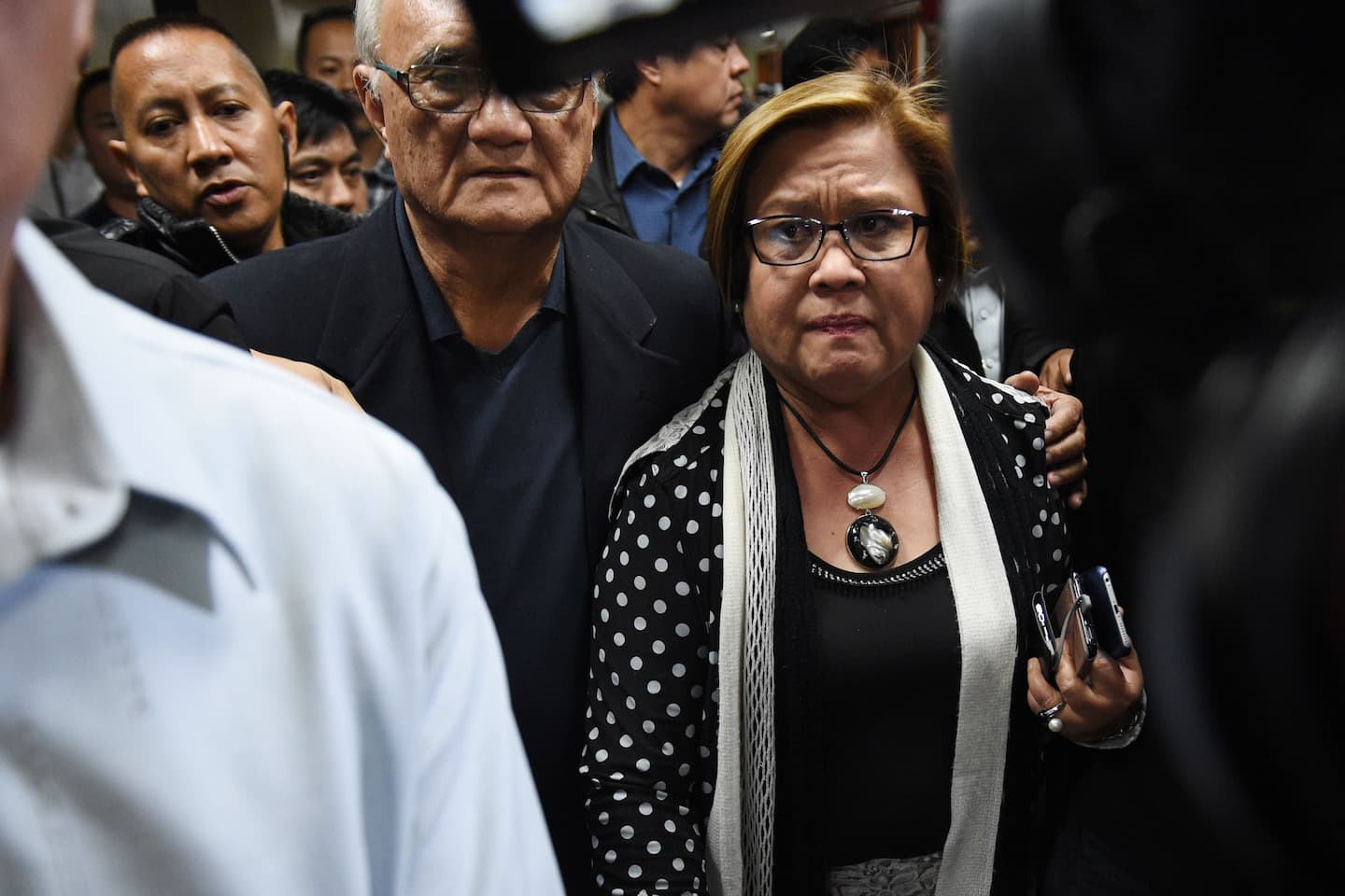 Leila de Lima fue escoltada este viernes por la seguridad del Senado después de que recibió una orden de arresto en Manila.
