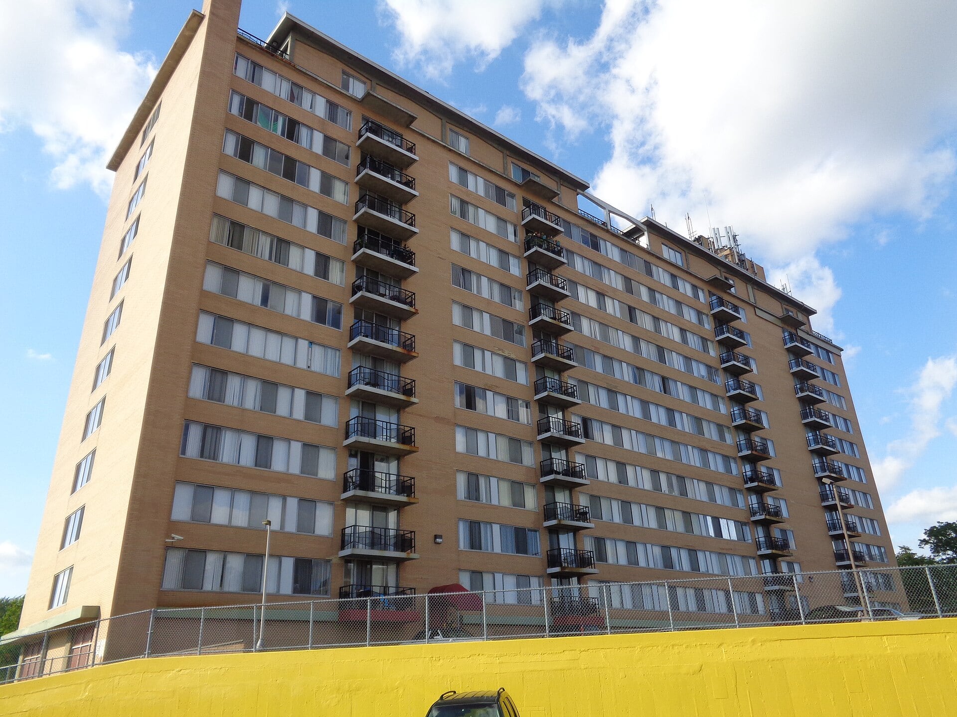 ¿Cuál es el mejor piso para vivir en un edificio? Expertos revelan qué cambia según la altura del apartamento