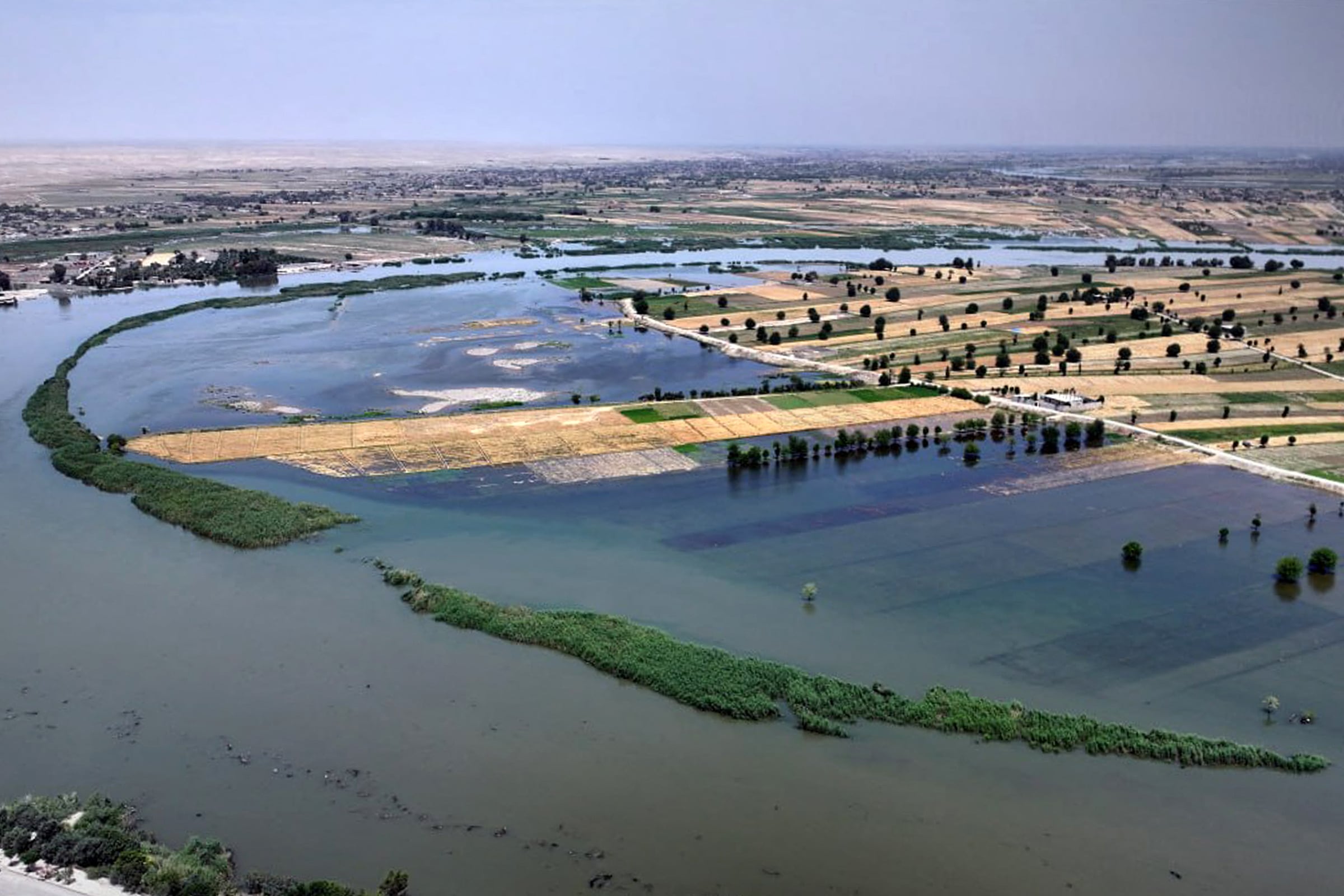 Esta fotografía distribuida por la Agencia Árabe Siria de Noticias (SANA) el 28 de mayo de 2026 muestra una zona inundada en la provincia siria de Deir Ezzor tras recientes inundaciones provocadas por el aumento del nivel del agua del río Éufrates.
El Ministerio de Energía de Siria advirtió el 28 de mayo sobre el incremento del nivel del río Éufrates luego de inundaciones registradas en el norte y este del país, debido al aumento del caudal procedente de la vecina Turquía y a las lluvias recientes.
(Foto: SANA / AFP)
Restricciones de uso: Exclusivamente para uso editorial. Crédito obligatorio: "AFP PHOTO / HO / SANA". Prohibido su uso en campañas de mercadeo o publicidad. Distribuida como un servicio para clientes.