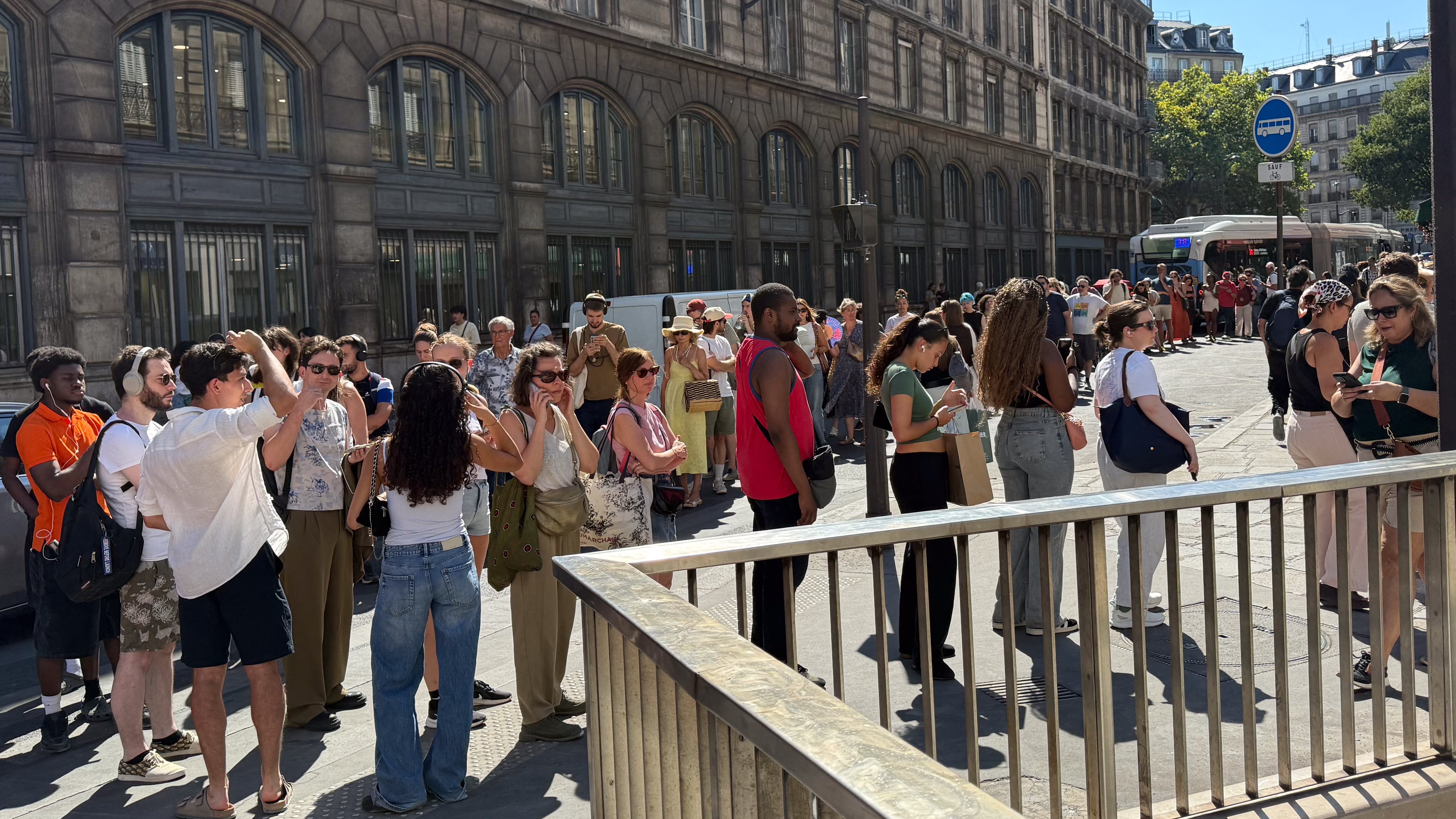 Decenas de personas hacen cola para comprar gafas de sol y otros filtros para observar y fotografiar un eclipse solar en la tienda Le Monde de l'Observation, en la Rue de Rivoli de París (Francia), el 11 de agosto de 2026 (Foto de Telmo Pinto/NurPhoto) (Foto de Telmo Pinto / NurPhoto vía AFP)