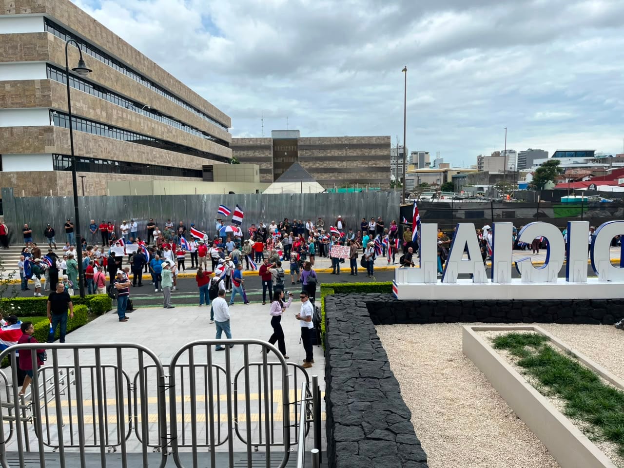 La Sala Constitucional acogió un recurso de amparo y ordenó mantener a los suplentes en funciones hasta que la Asamblea Legislativa nombre a sus reemplazos con base en la nómina de candidatos remitida por la Corte Suprema de Justicia.