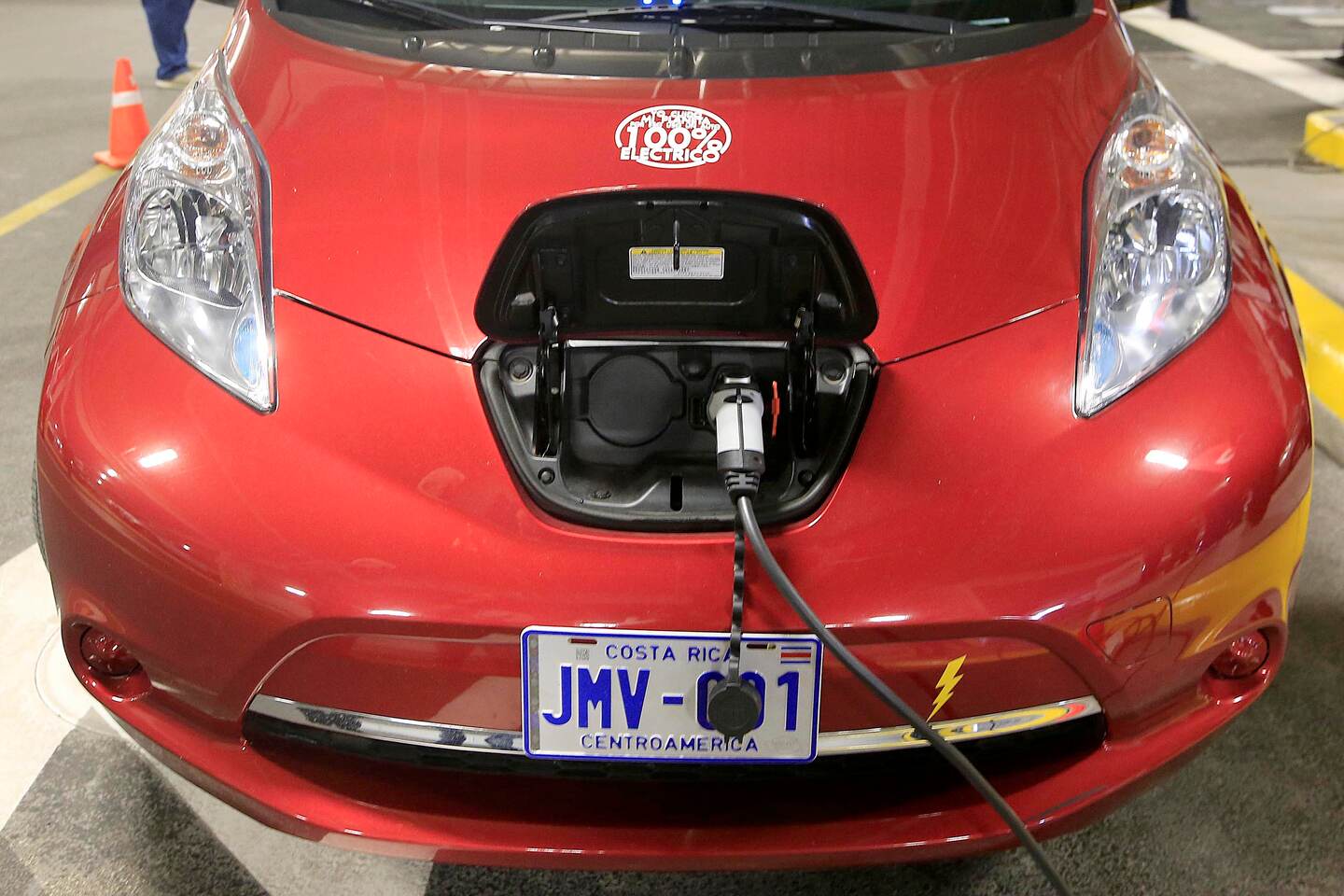 24/11/2017 Cartago. Unos veinte carros eléctricos de marcas como Nissan, Mitsubishi, Hyundai, BMW y Tesla, entre otros, subieron en caravana desde Paseo Metrópoli, en Cartago, hasta el Volcán Irazú para desmentir el mito de que estos vehículos no son buenos subiendo. Antes quedó inaugurada la electrolinera, o estación de carga, en el centro comercial. Durante toda la actividad, incluso el recorrido hasta el coloso, participaron los diputados del PAC Marcela Guerrero y Franklin Corella. Foto: Rafael Pacheco