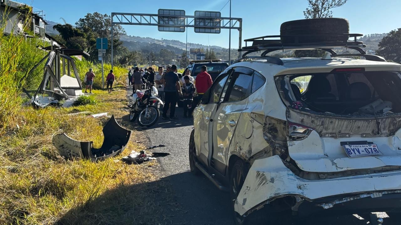 De acuerdo con el jefe de Tránsito en Cartago, Gerald Aguilar, la víctima mortal salió despedida del cajón de un camión tras el choque y falleció luego de caer a la carretera y ser atropellada.