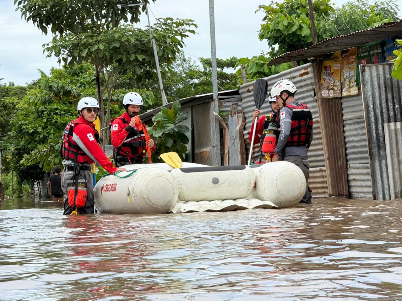 Cruzrojistas en labores de rescate en Puntarenas.