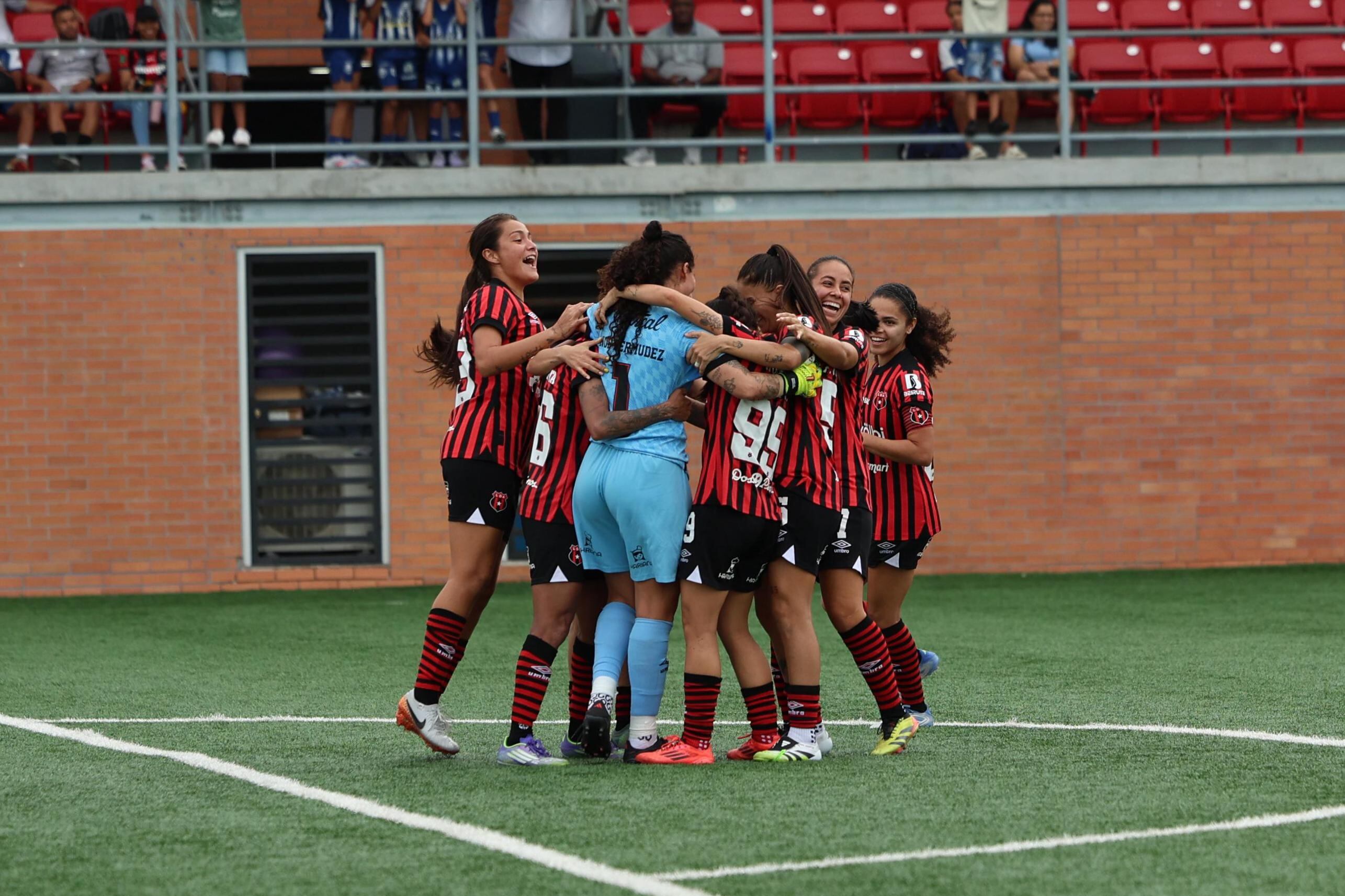Liga Deportiva Alajuelense festeja en la final de la Copa Interclubes Femenina de Uncaf contra Real Estelí.