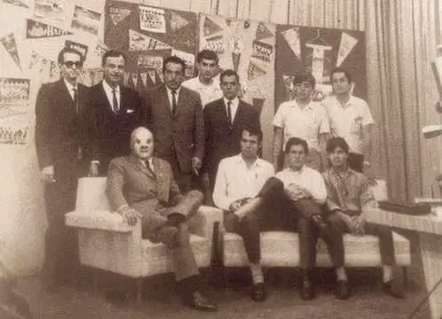 El Santo visitó por primera y única vez nuestro país, en 1967. Se presentó en Canal 6. En la foto está junto a miembros del Círculo de Periodistas y Locutores Deportivos, entre ellos don Ramón Coll, José Luis "el Rápido Ortiz, entre otros. También jóvenes admiradores.