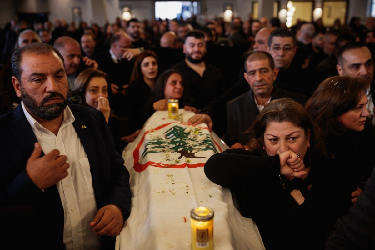 El 5 de abril, un ataque contra la localidad de Ain Saadeh, al este de Beirut, dejó tres muertos, entre ellos dos mujeres, según informaron las autoridades. Entre las víctimas estaban Pierre Mouawad, un funcionario local de las Fuerzas Libanesas, un partido cristiano firmemente opuesto a Hezbolá, y su esposa.