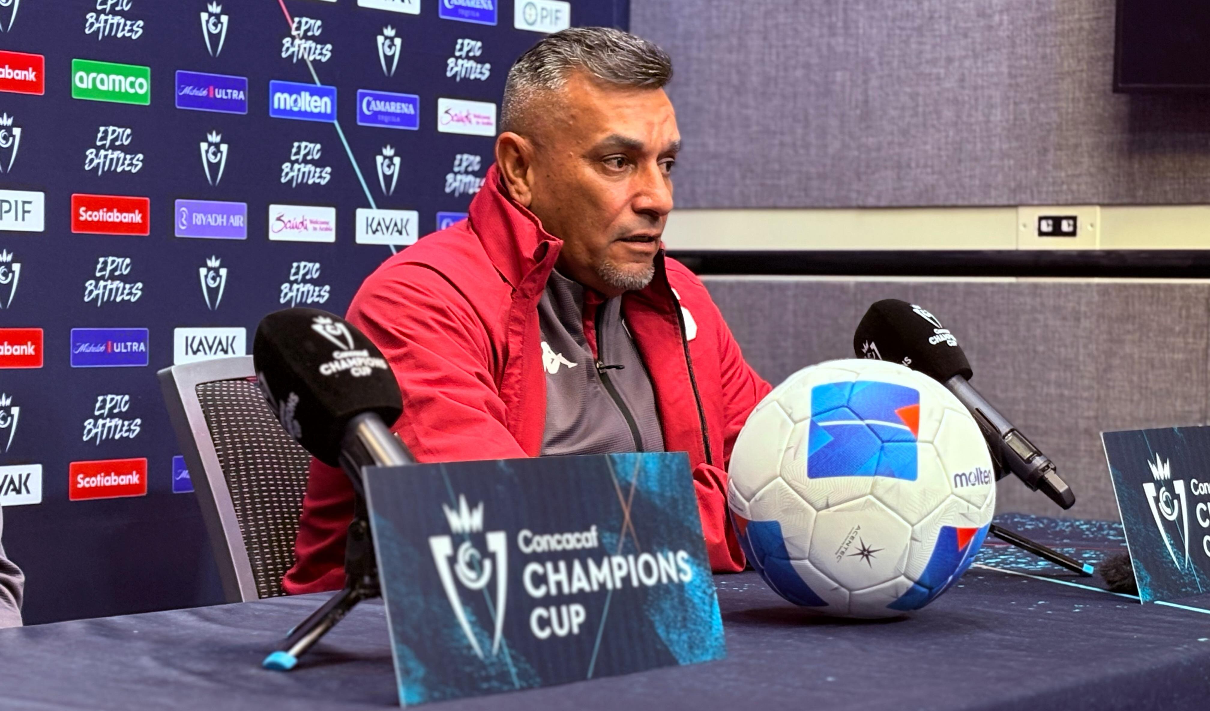 Jose Giacone en conferencia de prensa