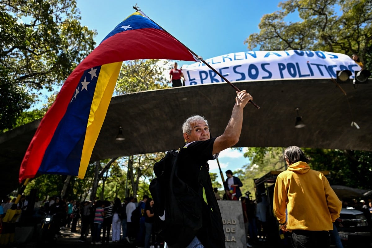 Un familiar de un preso político sostiene una bandera venezolana durante una manifestación que exige una amnistía total en Caracas.