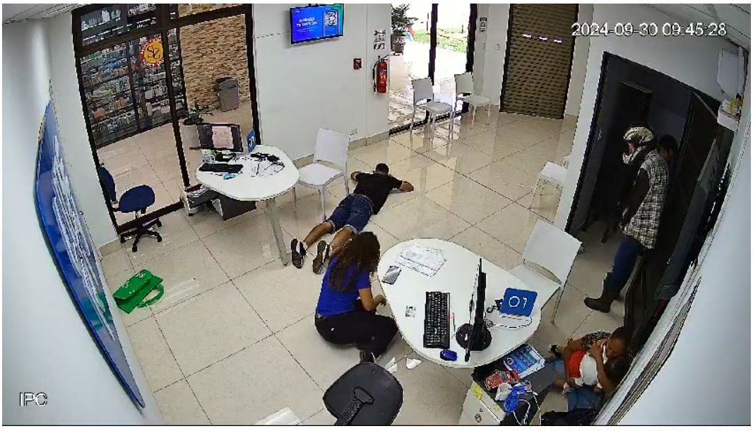 El hombre encañonó y amenazó varias veces a los presentes.