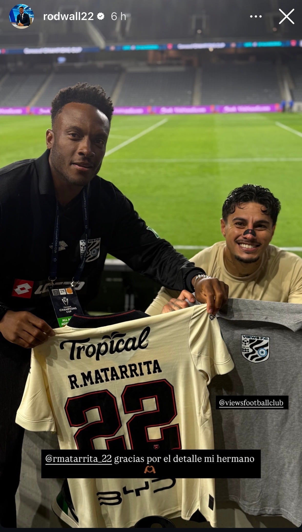Rodney Wallace se quedó con la camisa de Rónald Matarrita, tras el empate 1-1 entre LAFC y Liga Deportiva Alajuelense, en la Copa de Campeones de Concacaf.