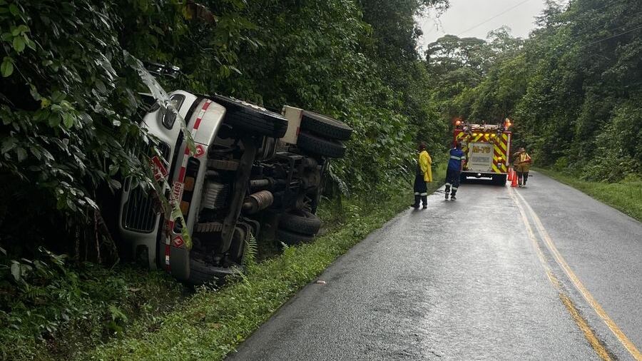 Ruta hacia San Carlos cerrada por vuelco de camión de gas