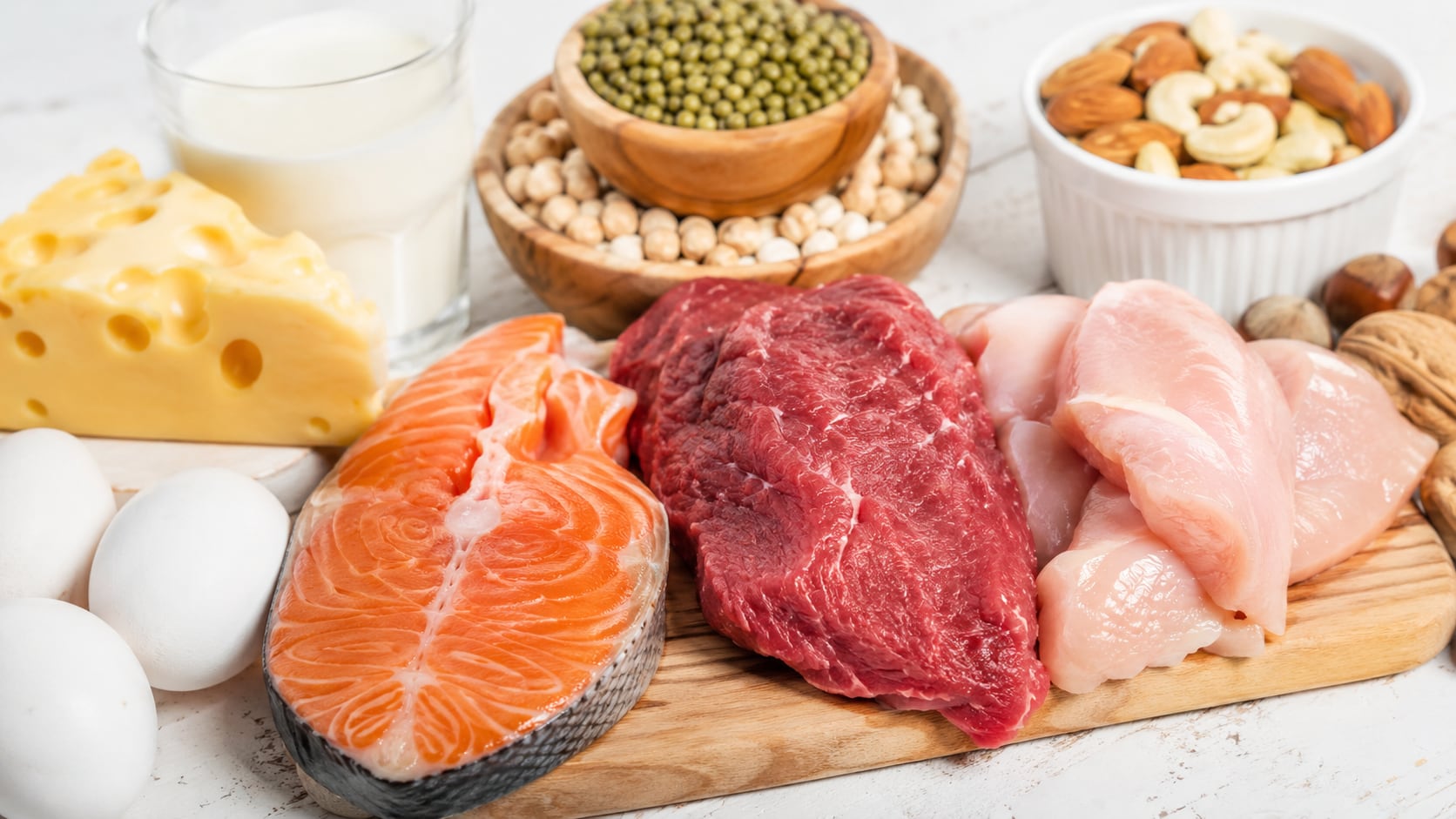 La investigación sugiere que conservar una ingesta adecuada de proteína durante la pérdida de peso aporta más beneficios que aumentarla sin límite.