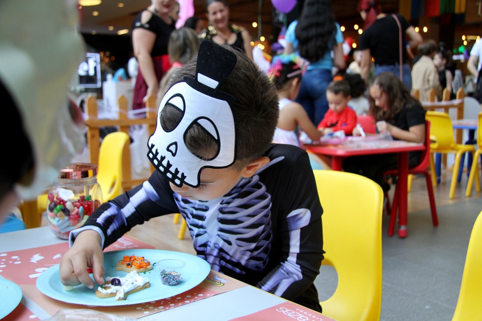 Los niños y niñas podrán obtener dulces en distintos centros comerciales del país.